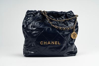 Borsa 22, pelle matelassé blu con tracolla e dettagli dorati