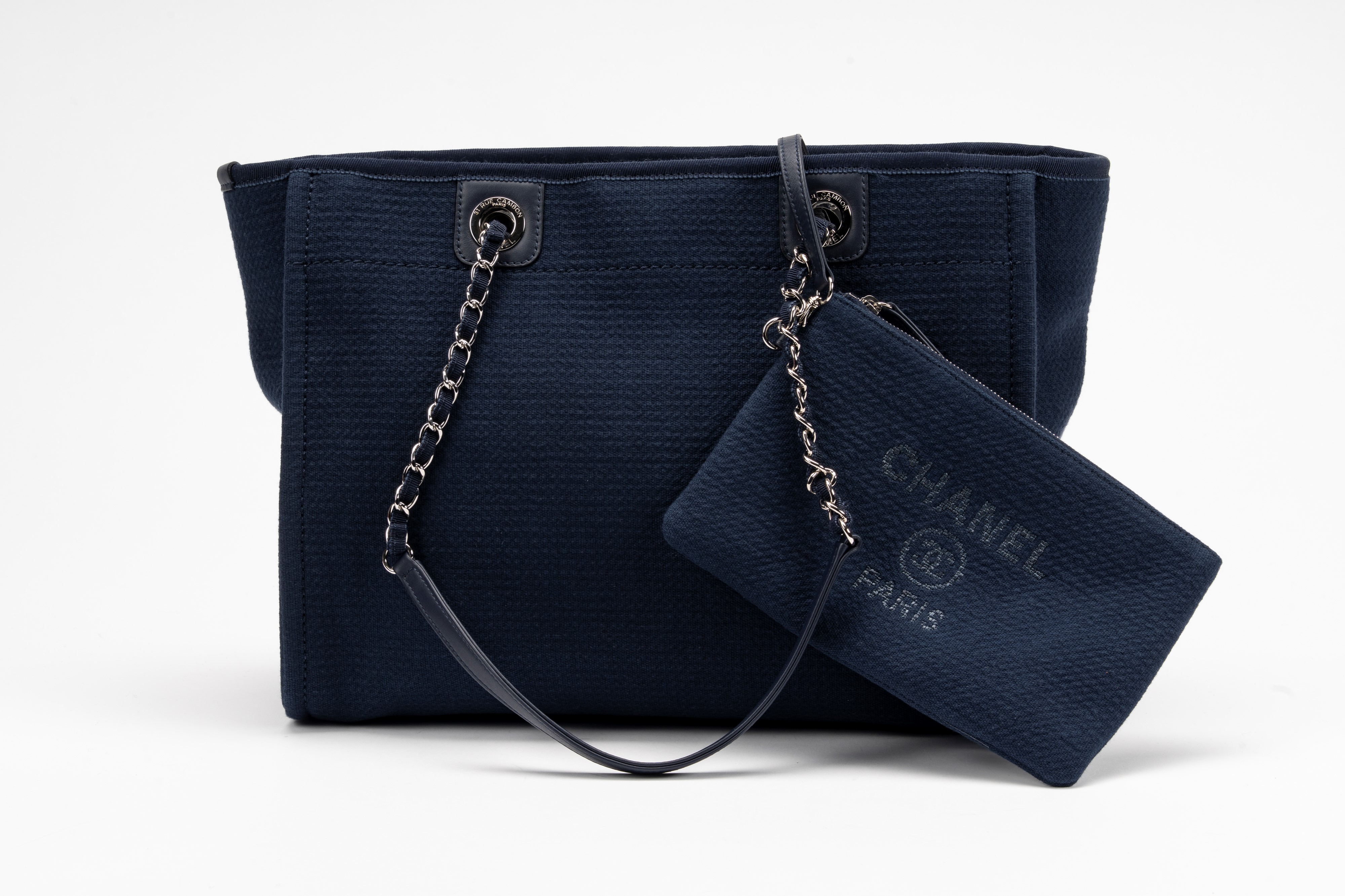 Chanel - Borsa Deauville, tessuto blu con doppia tracolla in metallo e pelle
