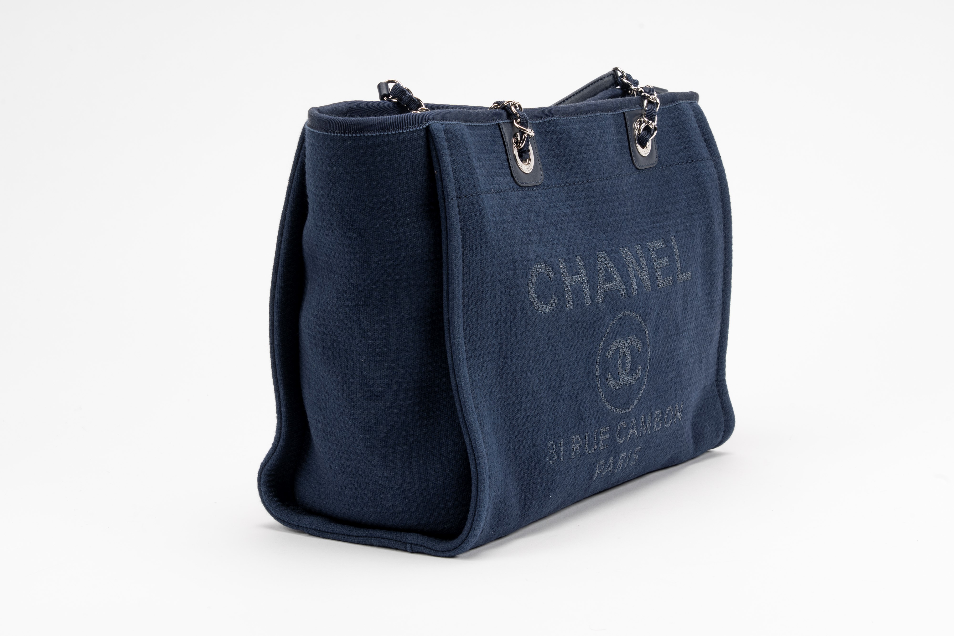 Chanel - Borsa Deauville, tessuto blu con doppia tracolla in metallo e pelle