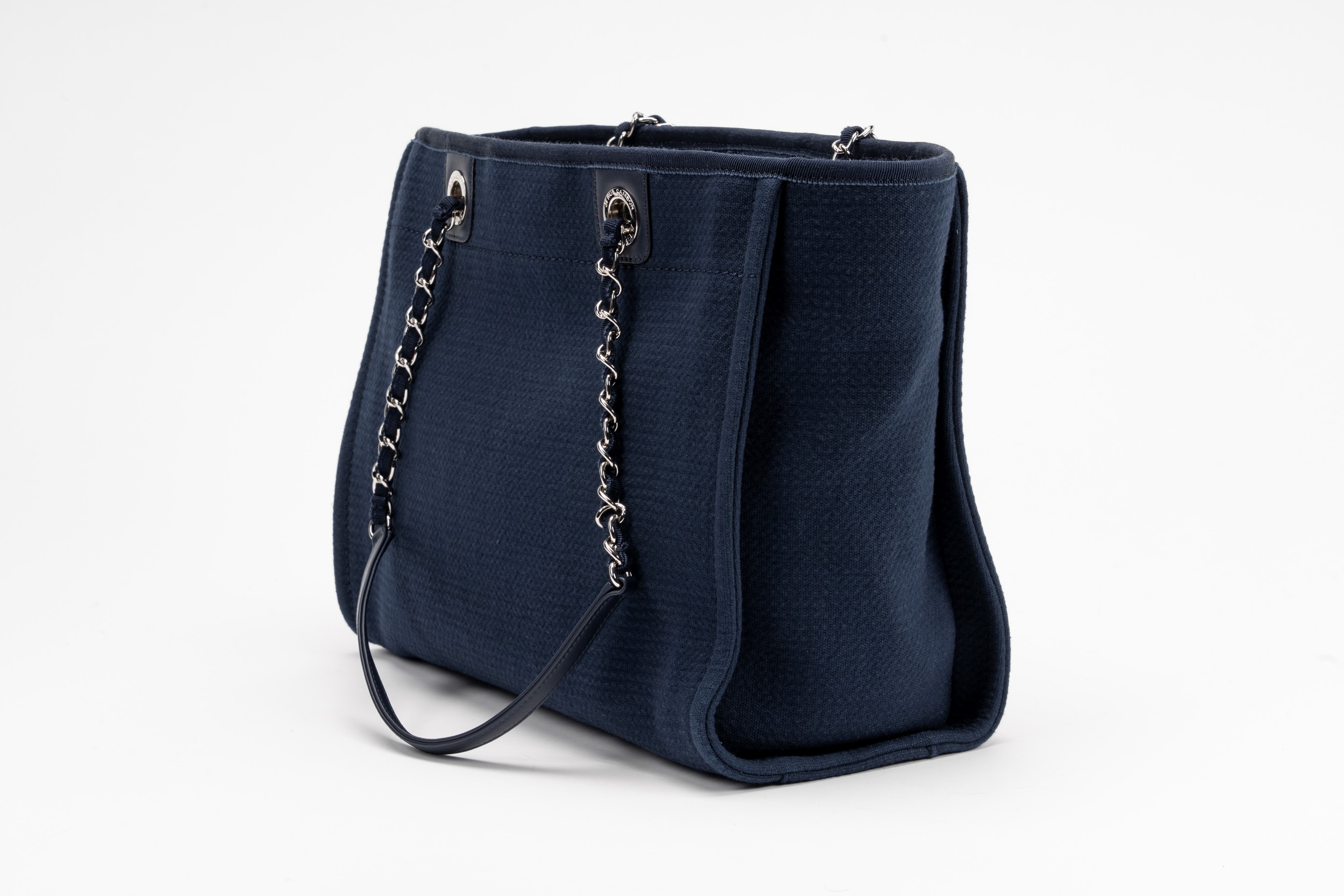 Chanel - Borsa Deauville, tessuto blu con doppia tracolla in metallo e pelle