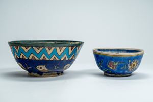 Due ciotole in terraglia smaltata policroma, una decorata a pesci, l’altra a motivi floreali. Persia, secolo XIX/XX