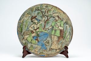 Grande placca in terraglia smaltata con scena conviviale qajar in un giardino. Persia, fine secolo XIX/XX