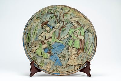 Grande Placca in Terraglia Smaltata con Scena Conviviale Qajar in un Giardino. Persia, Fine Secol...
