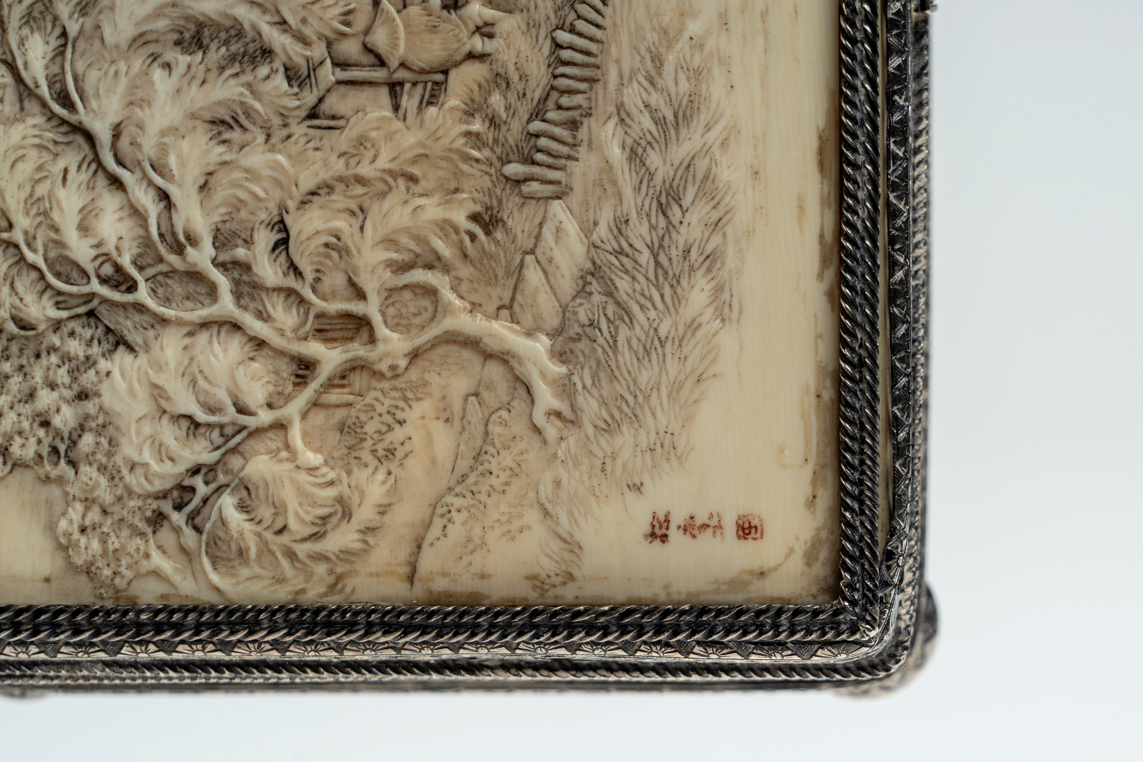 ☼ Scatola in avorio e argento. Giappone, periodo Meiji (1868–1912)