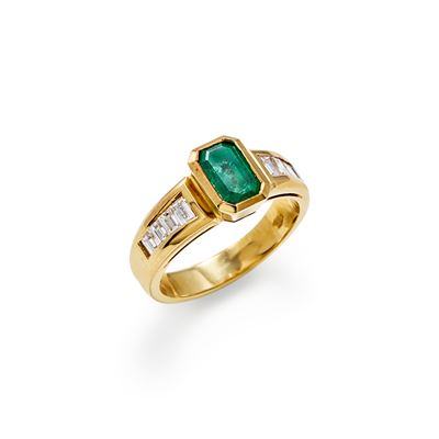 Anello, Smeraldo taglio rettangolare e diamanti taglio baguette in oro giallo 18k