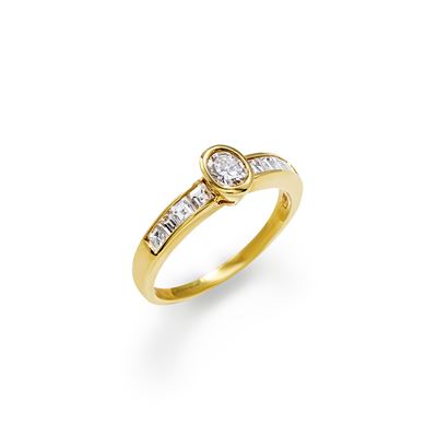 Anello in oro giallo 18k con diamante ovale e diamanti carrè
