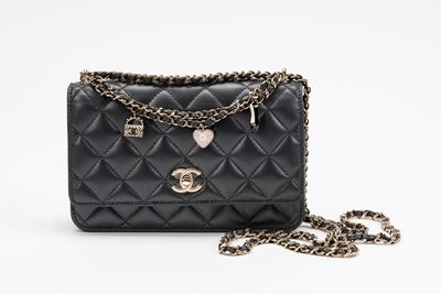 Borsa Wallet on Chain, pelle matelassé nera metallizzata con tracolla in metallo dorato