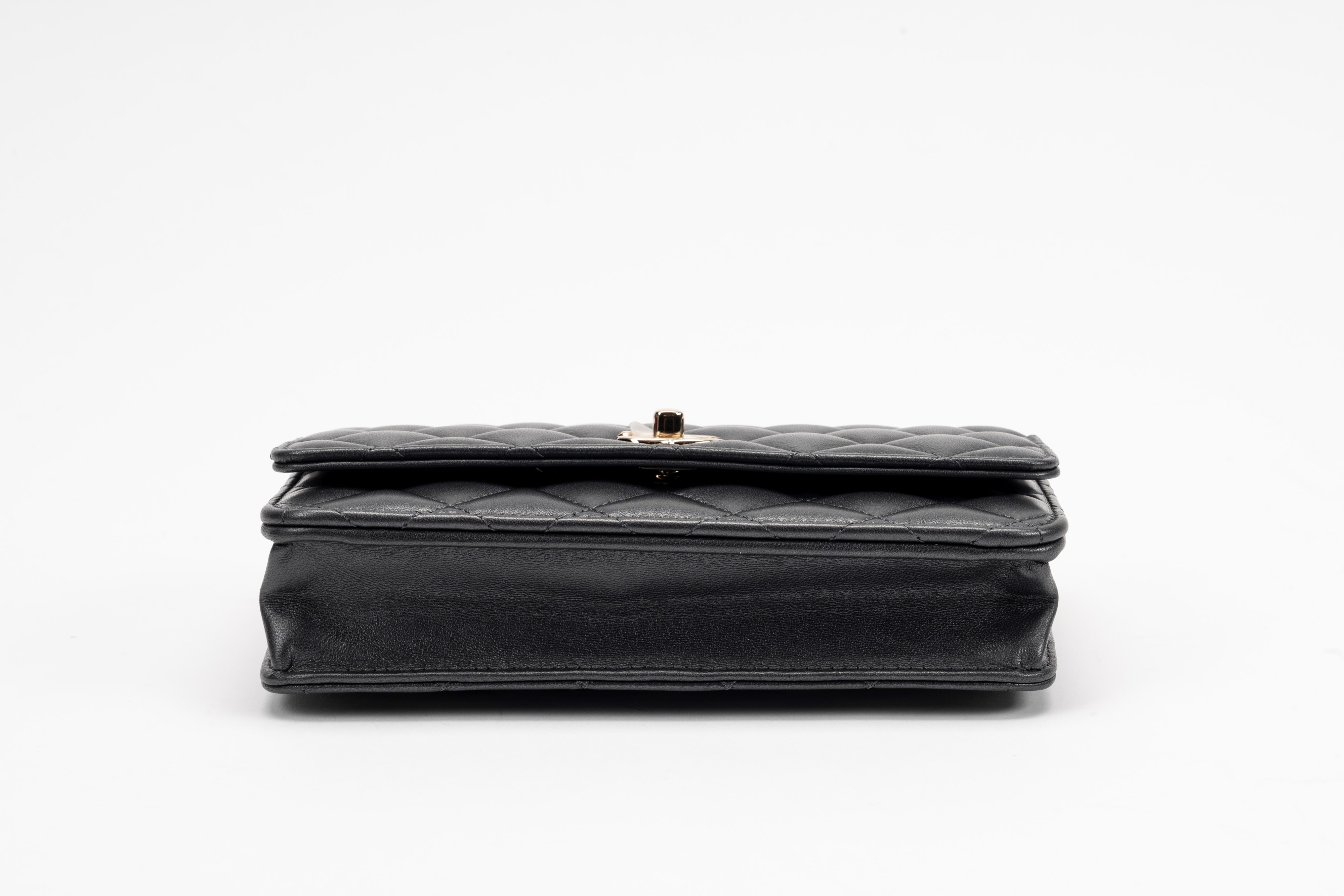 Chanel - Borsa Wallet on Chain, pelle matelassé nera metallizzata con tracolla in metallo dorato