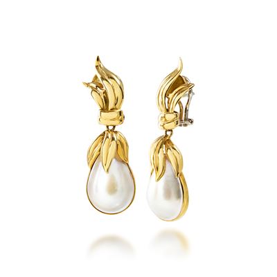 Orecchini pendenti in oro giallo 18k con perle mabè
