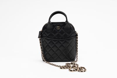 Borsa in pelle caviar nera con tracolla a catena e dettagli in metallo