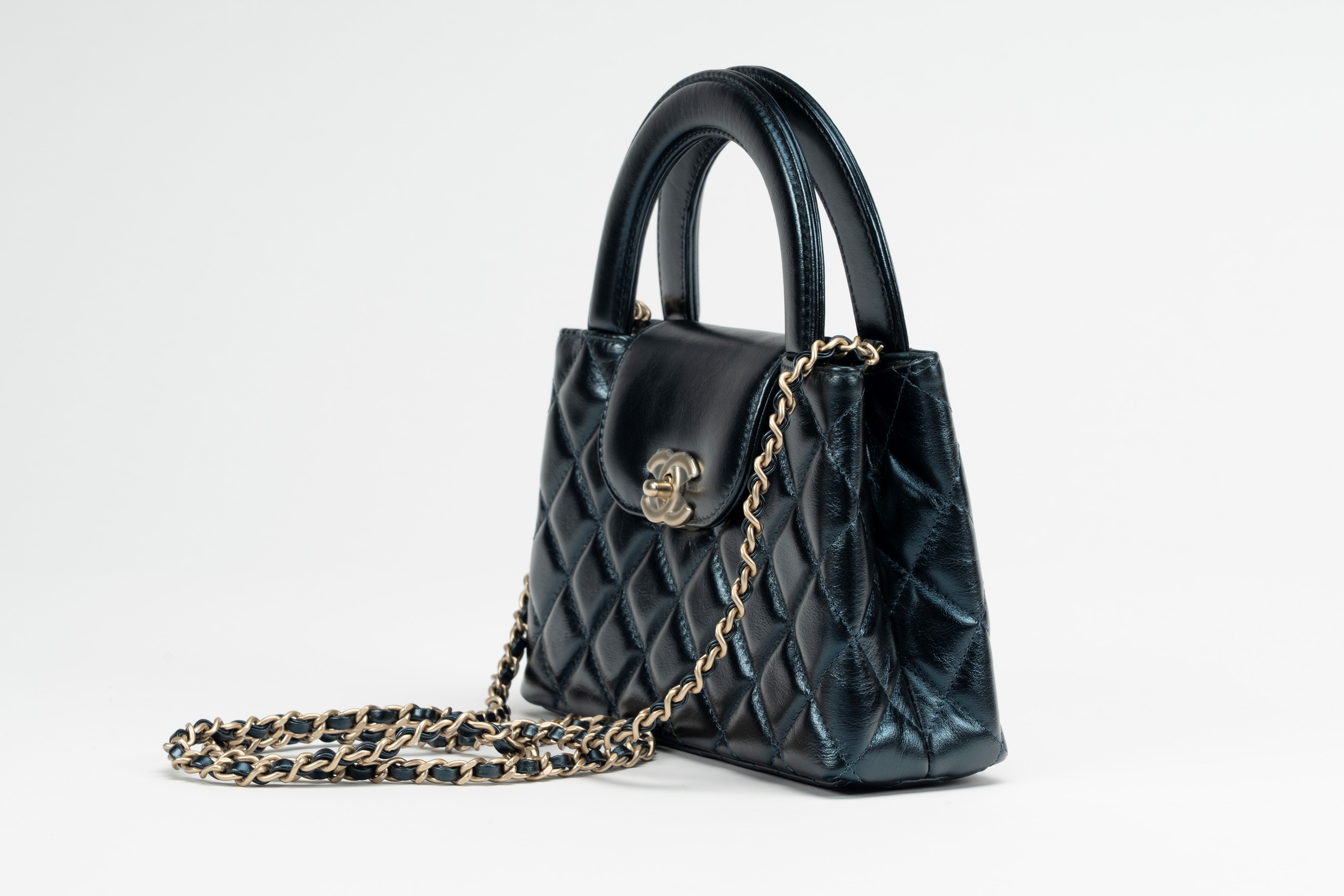 Chanel - Borsa shopping mini in pelle matelassé blu navy con tracolla a catena