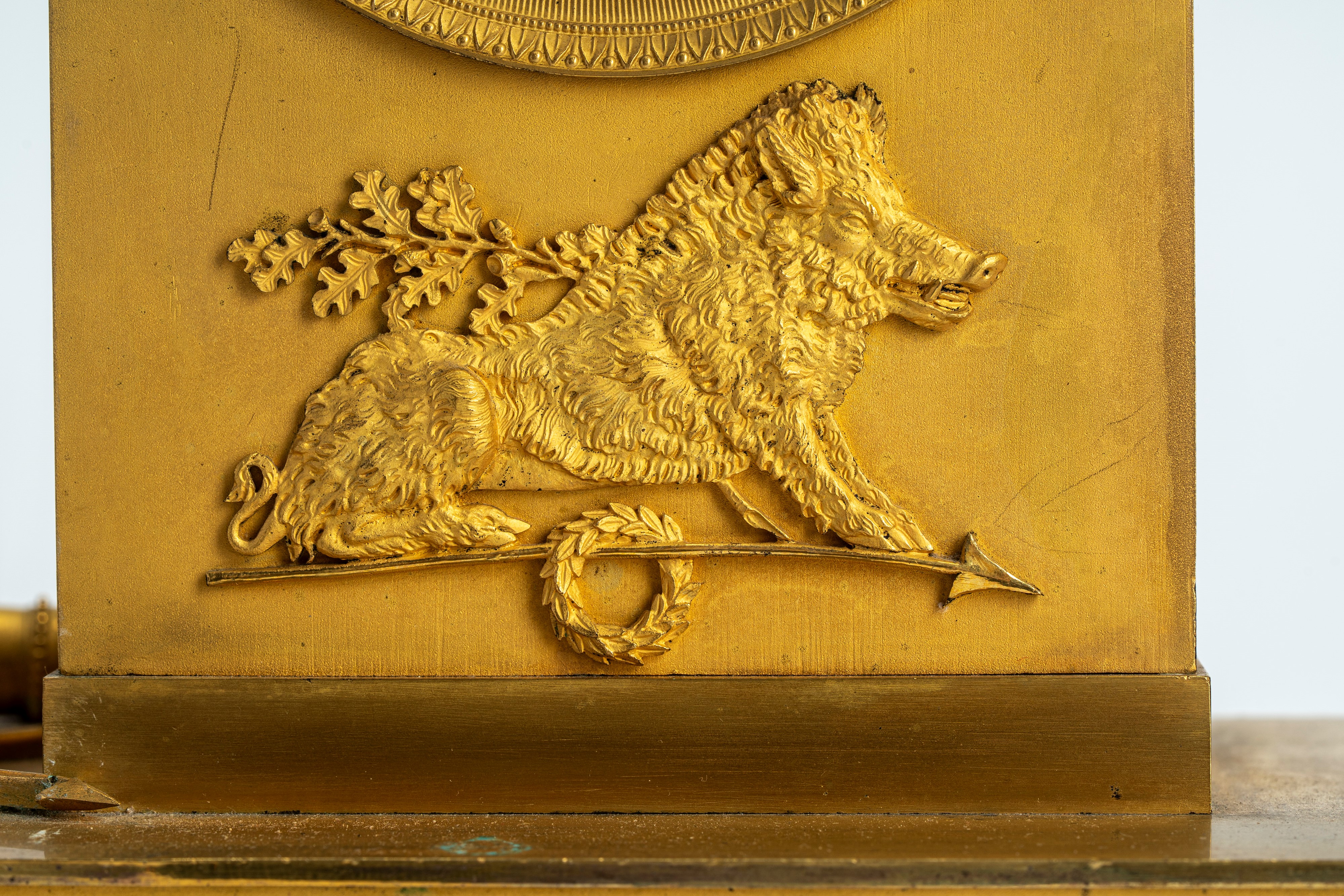 Pendola in bronzo dorato raffigurante Adone. Francia, inizi XIX secolo