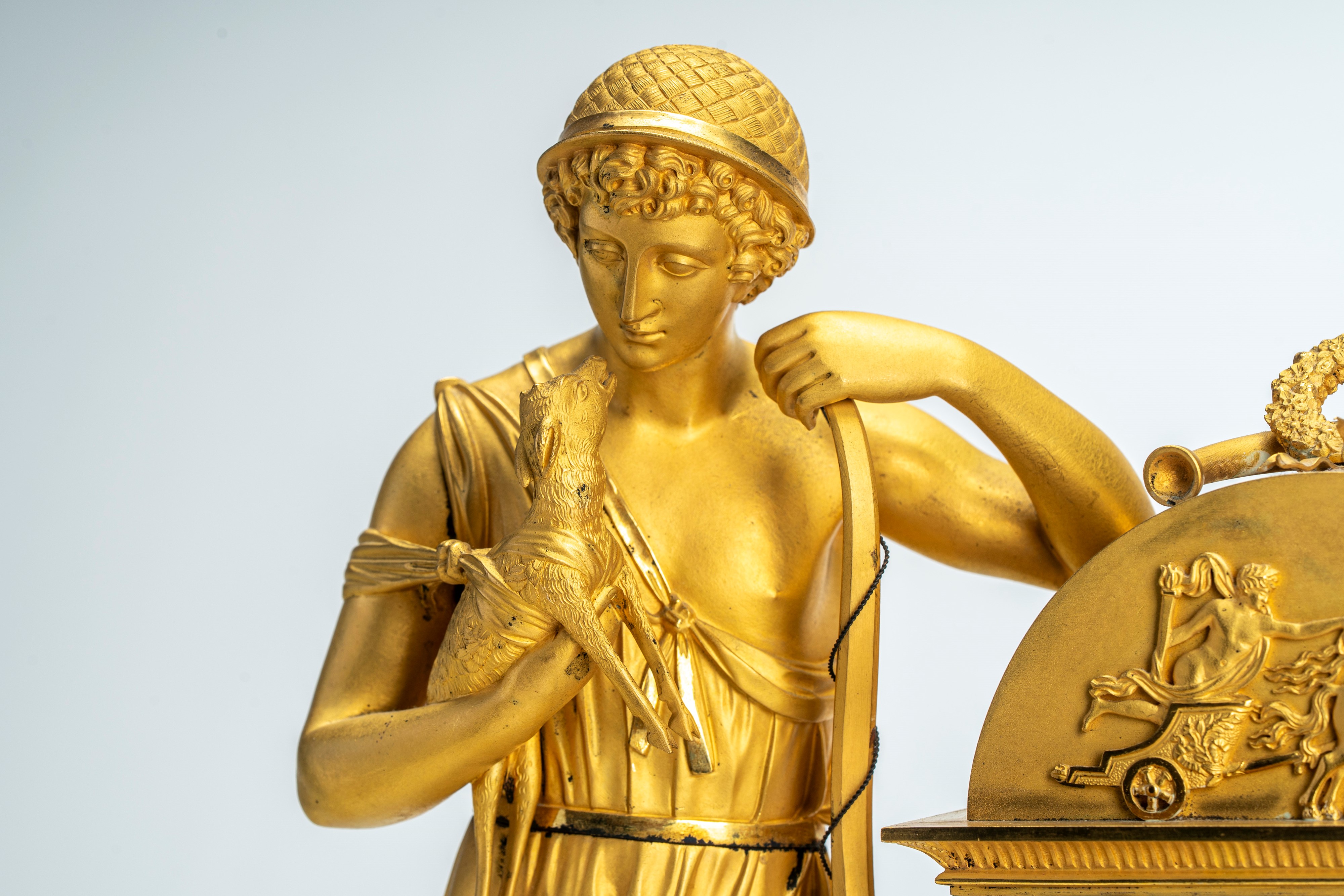 Pendola in bronzo dorato raffigurante Adone. Francia, inizi XIX secolo