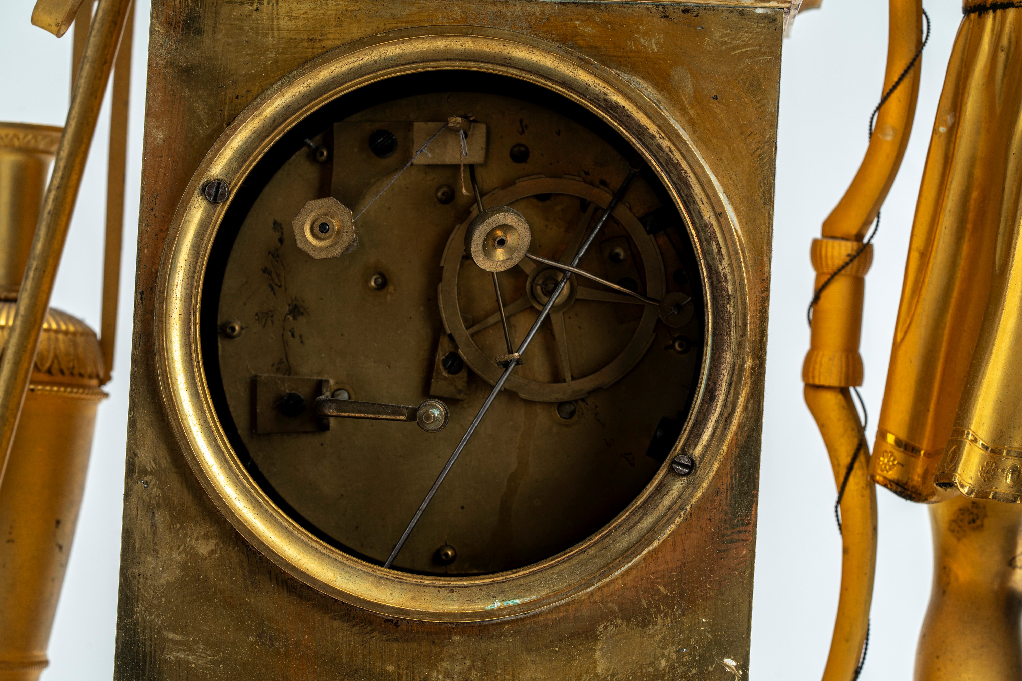 Pendola in bronzo dorato raffigurante Adone. Francia, inizi XIX secolo