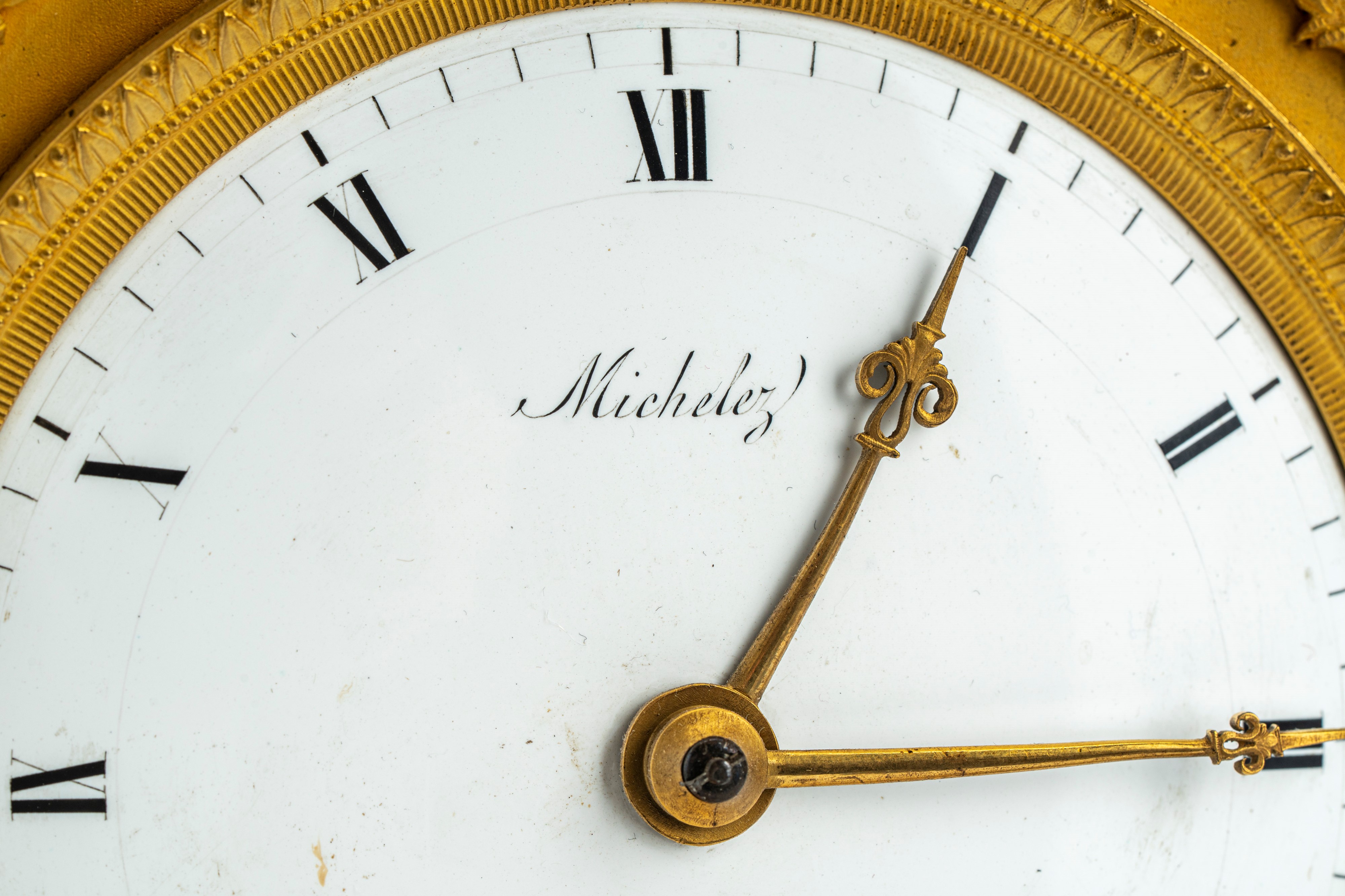 Pendola in bronzo dorato raffigurante Adone. Francia, inizi XIX secolo