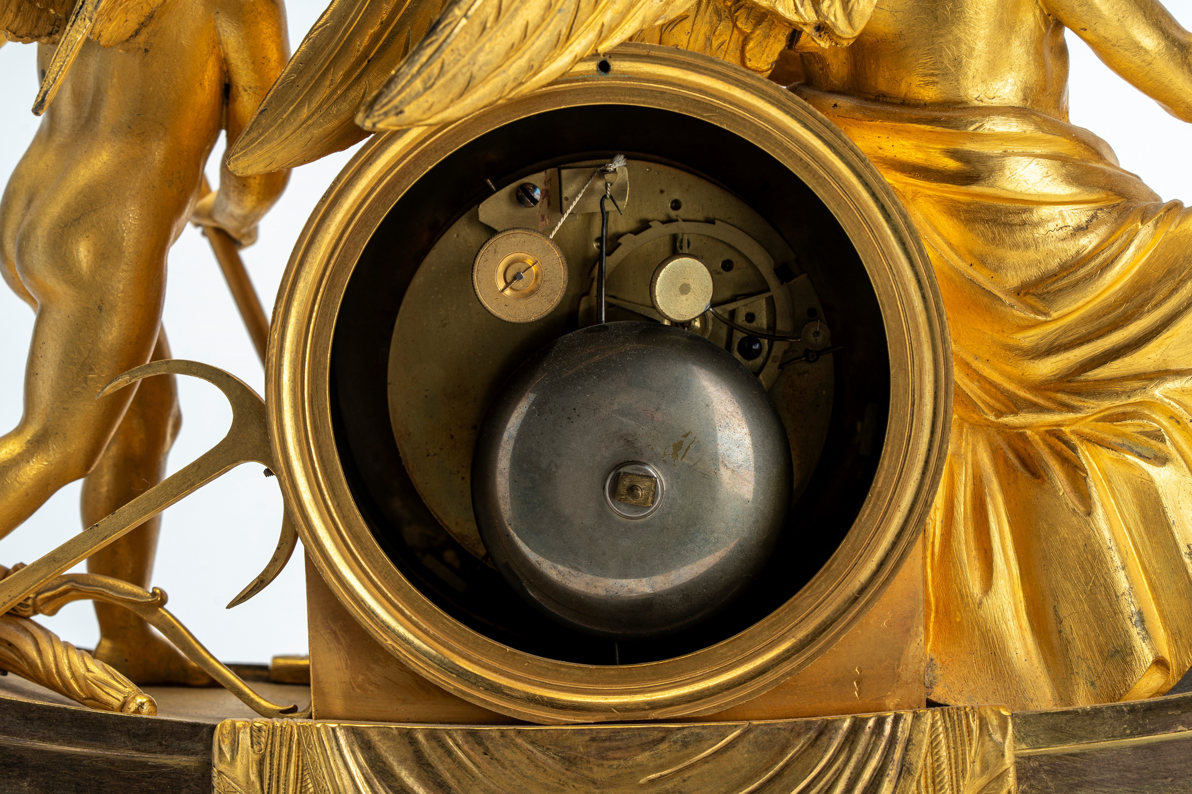 Pendola “L’Amour faisant passer le Temps” in bronzo dorato, da un modello di Louis-Simon Boizot (...