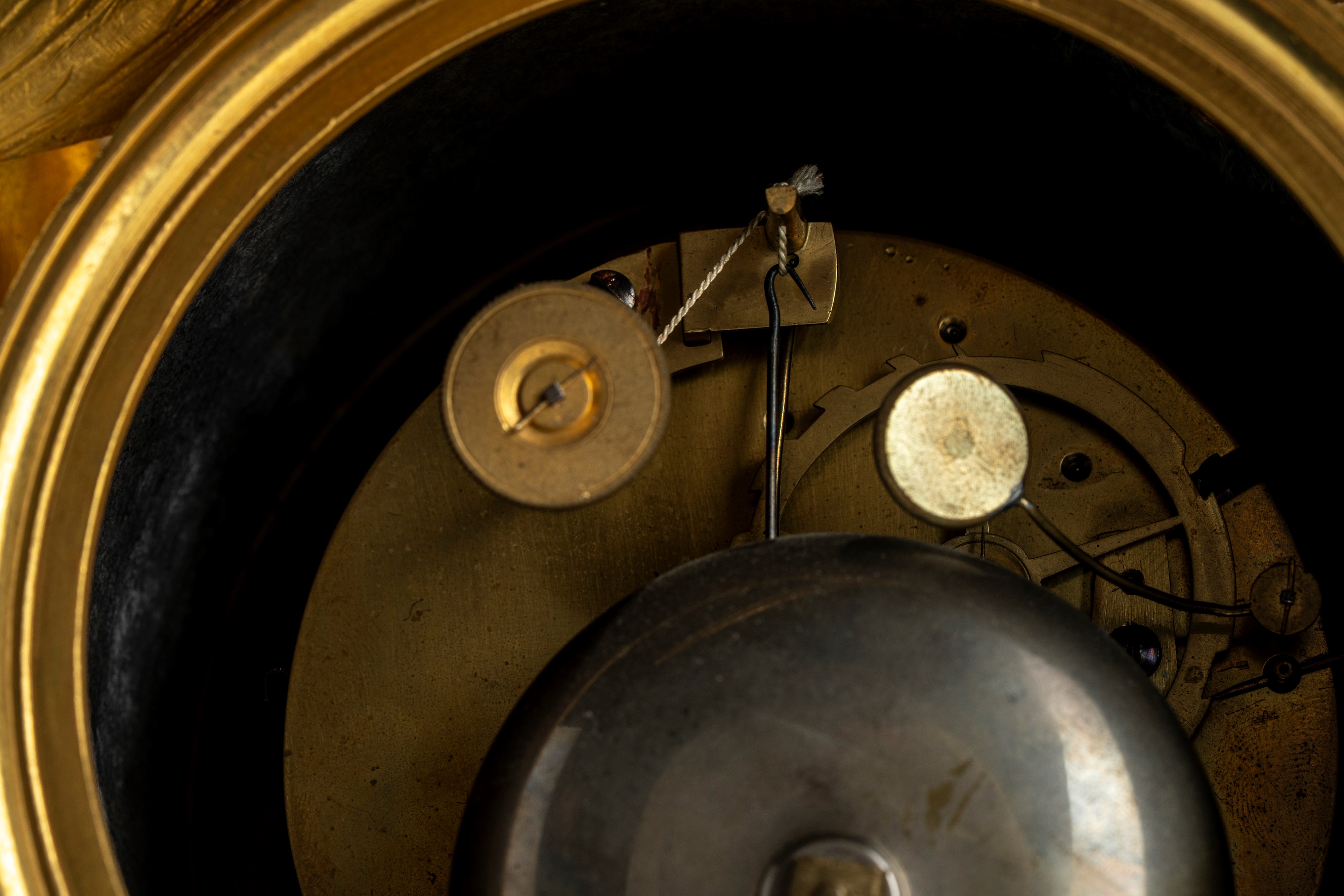 Pendola “L’Amour faisant passer le Temps” in bronzo dorato, da un modello di Louis-Simon Boizot (...