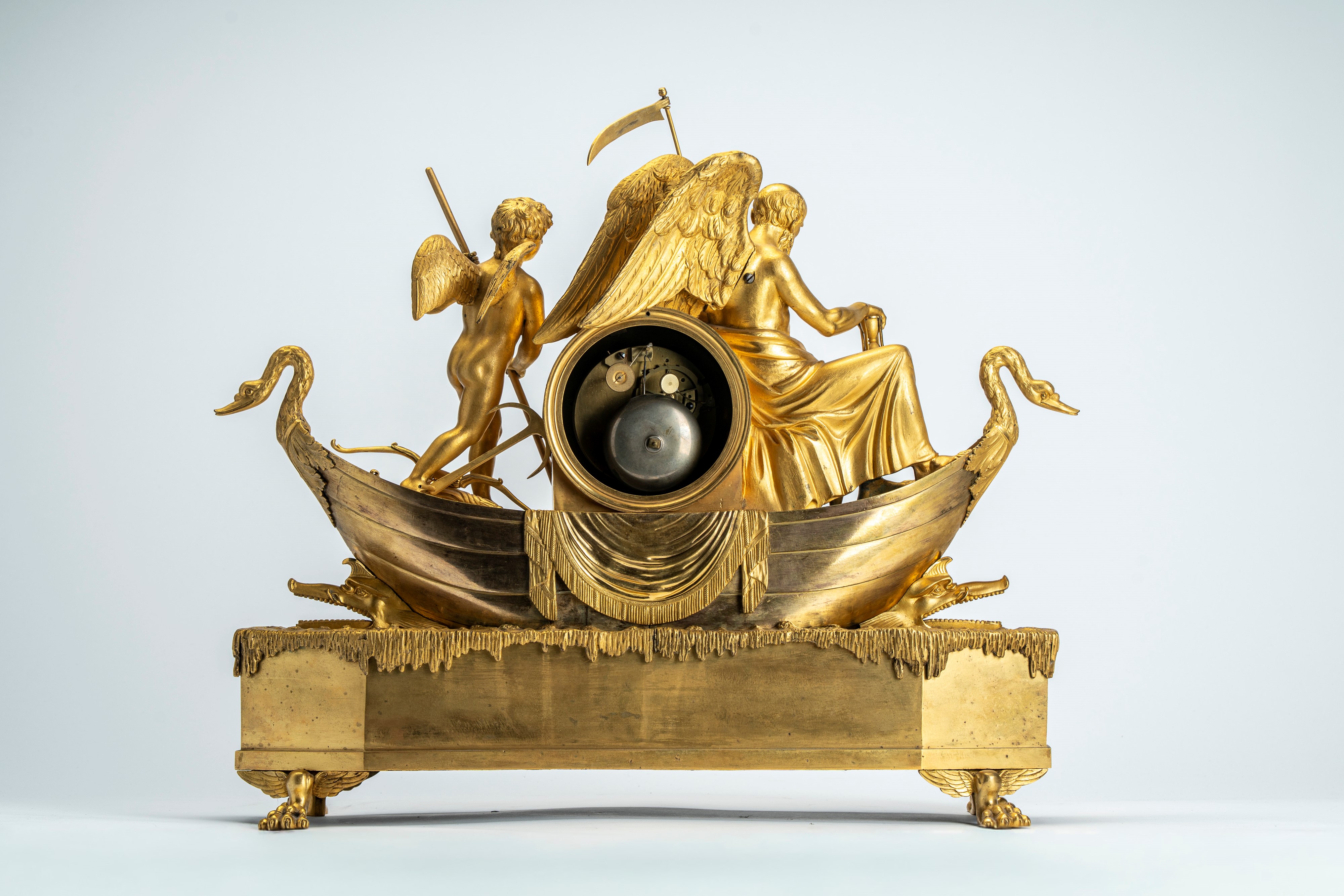 Pendola “L’Amour faisant passer le Temps” in bronzo dorato, da un modello di Louis-Simon Boizot (...