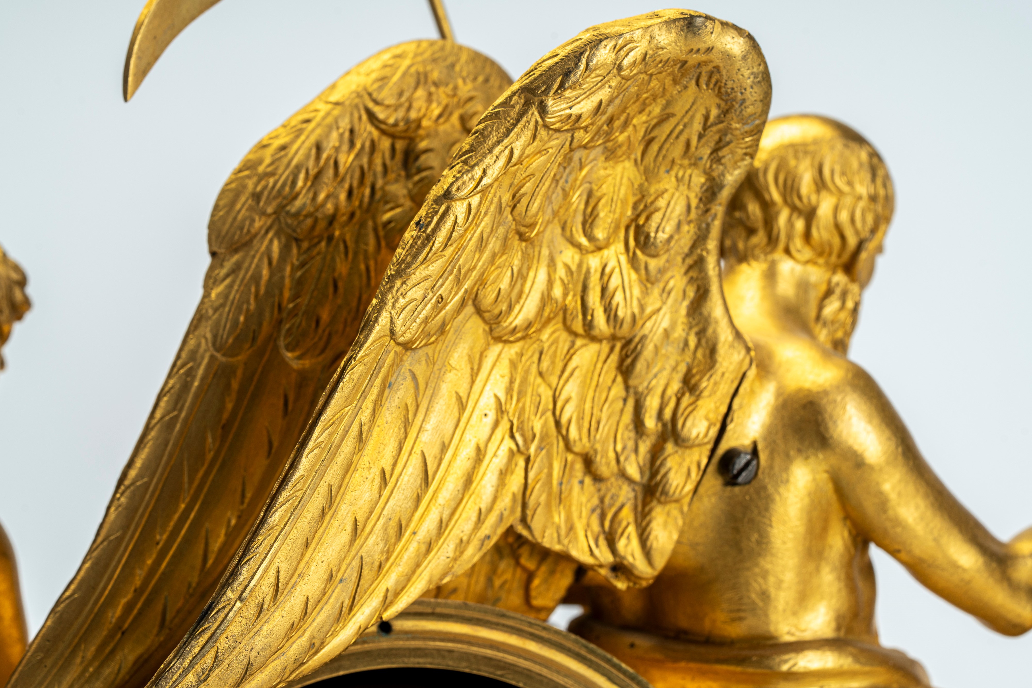 Pendola “L’Amour faisant passer le Temps” in bronzo dorato, da un modello di Louis-Simon Boizot (...