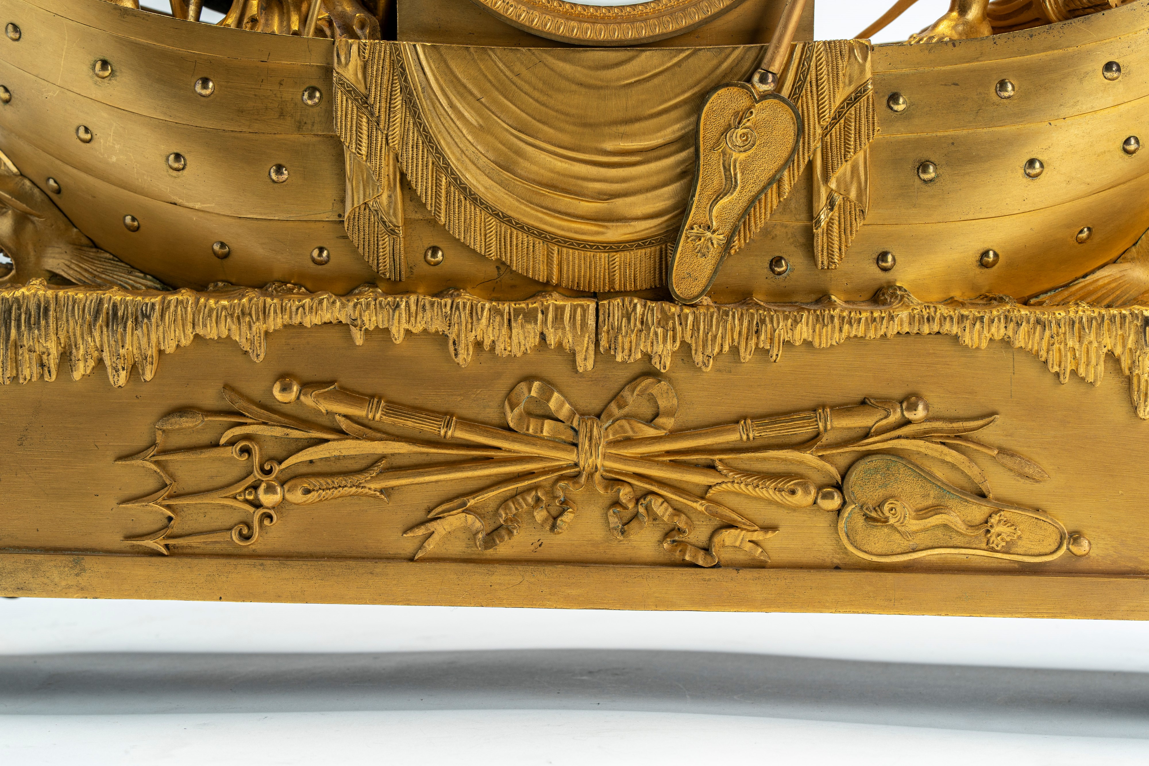 Pendola “L’Amour faisant passer le Temps” in bronzo dorato, da un modello di Louis-Simon Boizot (...