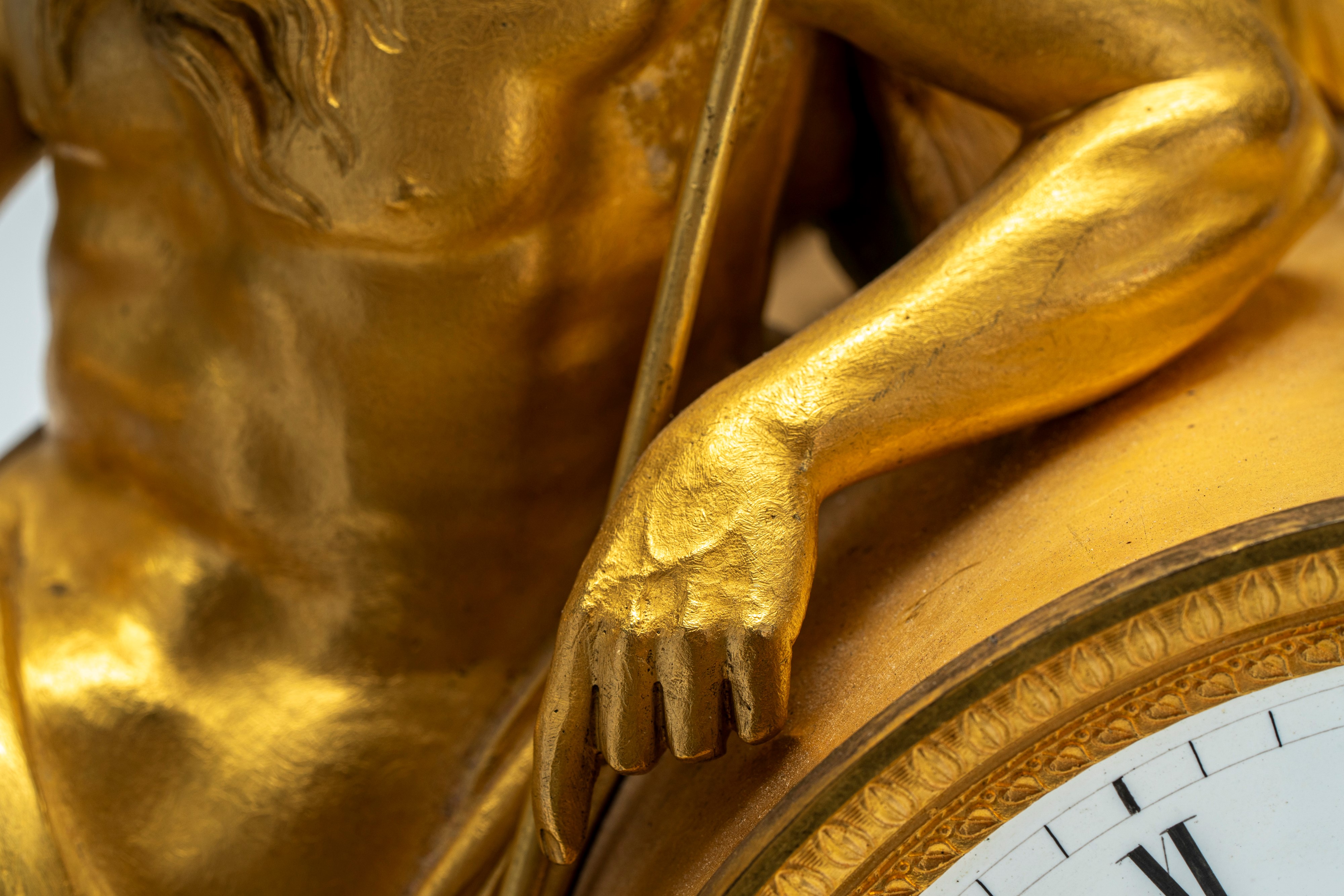 Pendola “L’Amour faisant passer le Temps” in bronzo dorato, da un modello di Louis-Simon Boizot (...