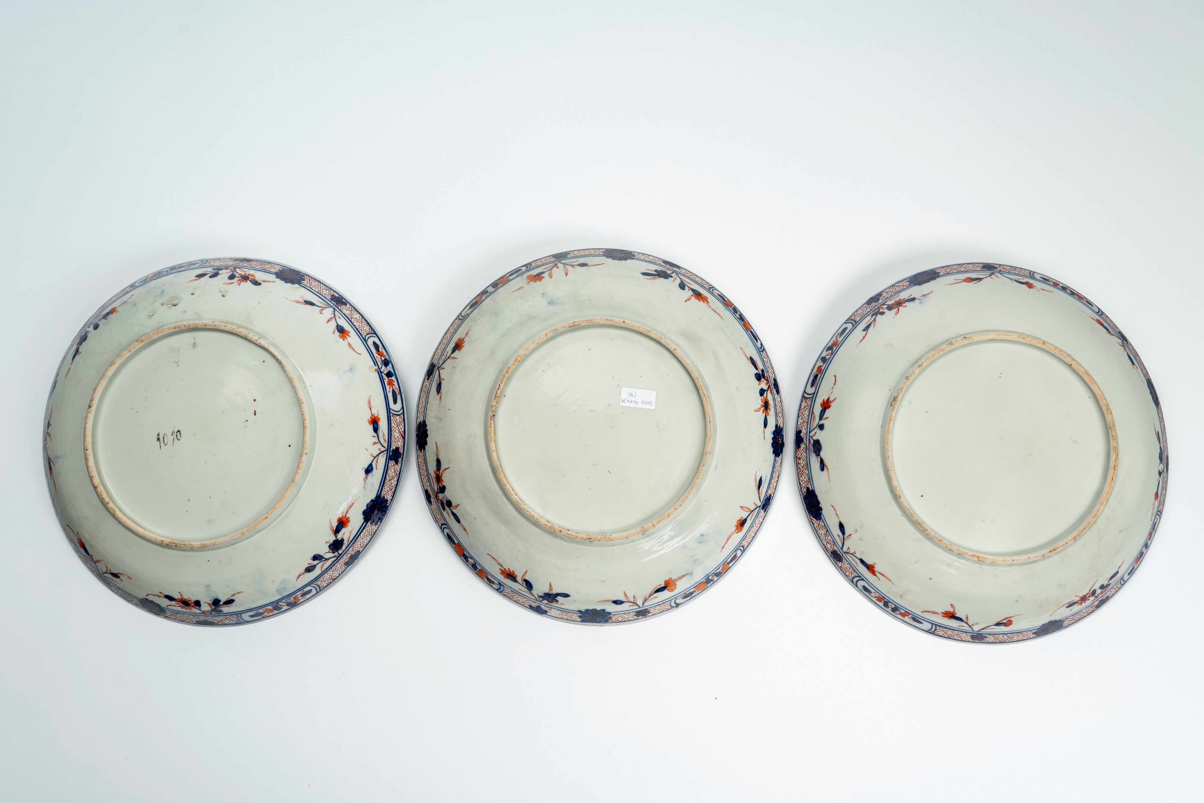 Tre piatti in porcellana con invetriatura powder blue e decori dorati. Cina, secolo XVIII/XIX