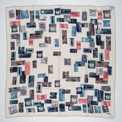 Foulard in seta con stampa multicolore su fondo panna