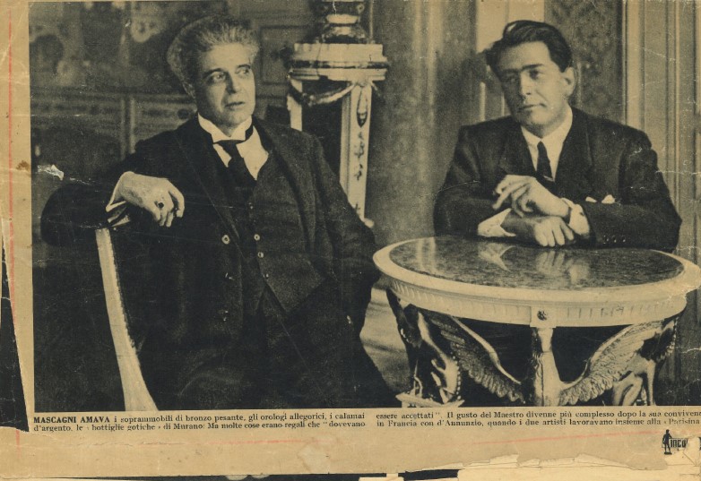 Guéridon in legno laccato a fondo bianco con base triangolare. Supporti a guisa di colonne a tutt...