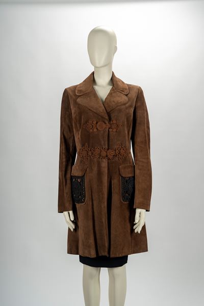 Cappotto in pelle scamosciata marrone con applicazioni e alamari, taglia 44