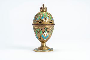 Uovo sormontato da corona in argento dorato, cesellato con smalti policromi cloisonné e guilloché e cabochon di paste vitree color rubino. Russia, fine secolo XIX
