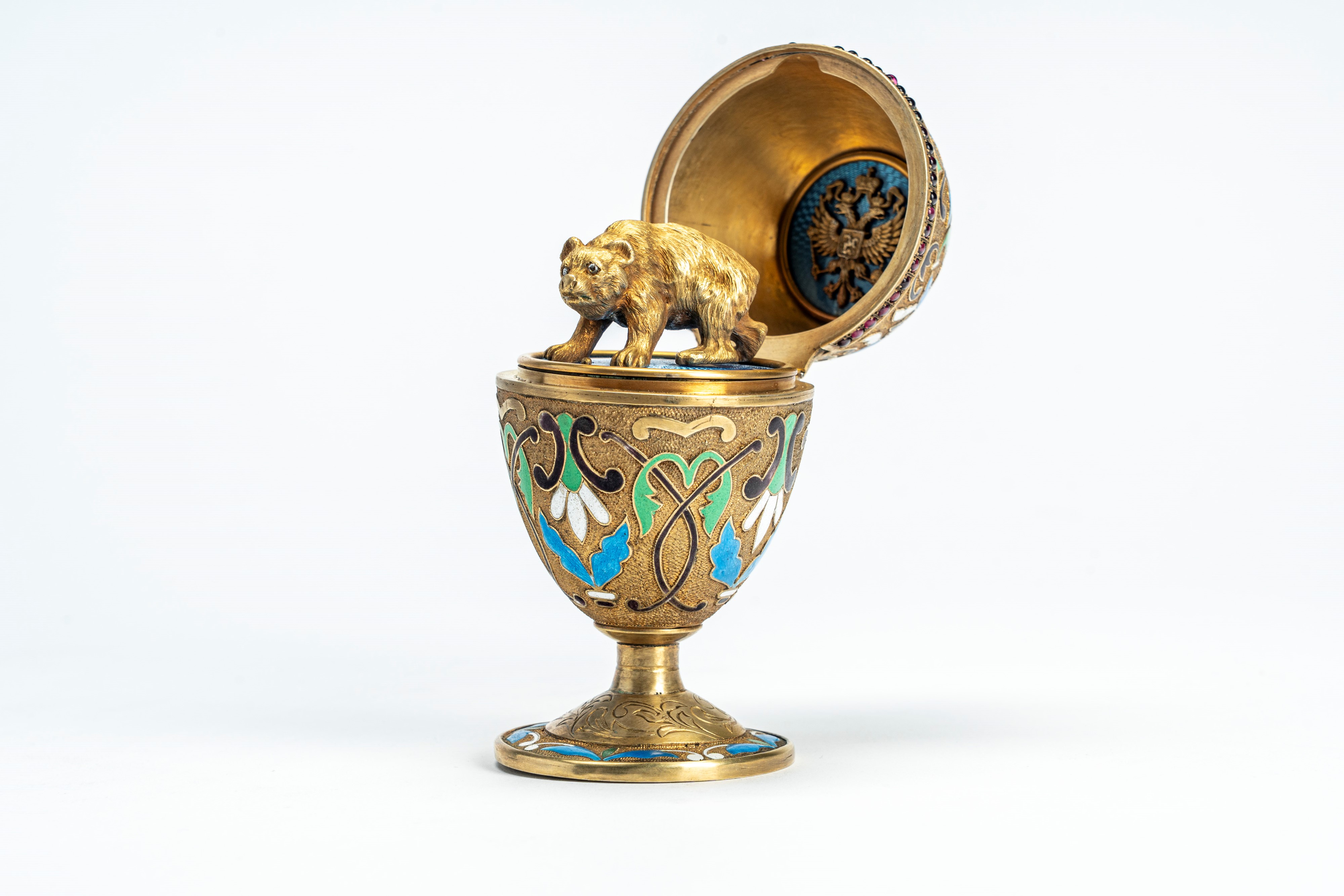 Uovo con corona, argento dorato cesellato con smalti policromi cloisonné, Russia, fine XIX secolo
