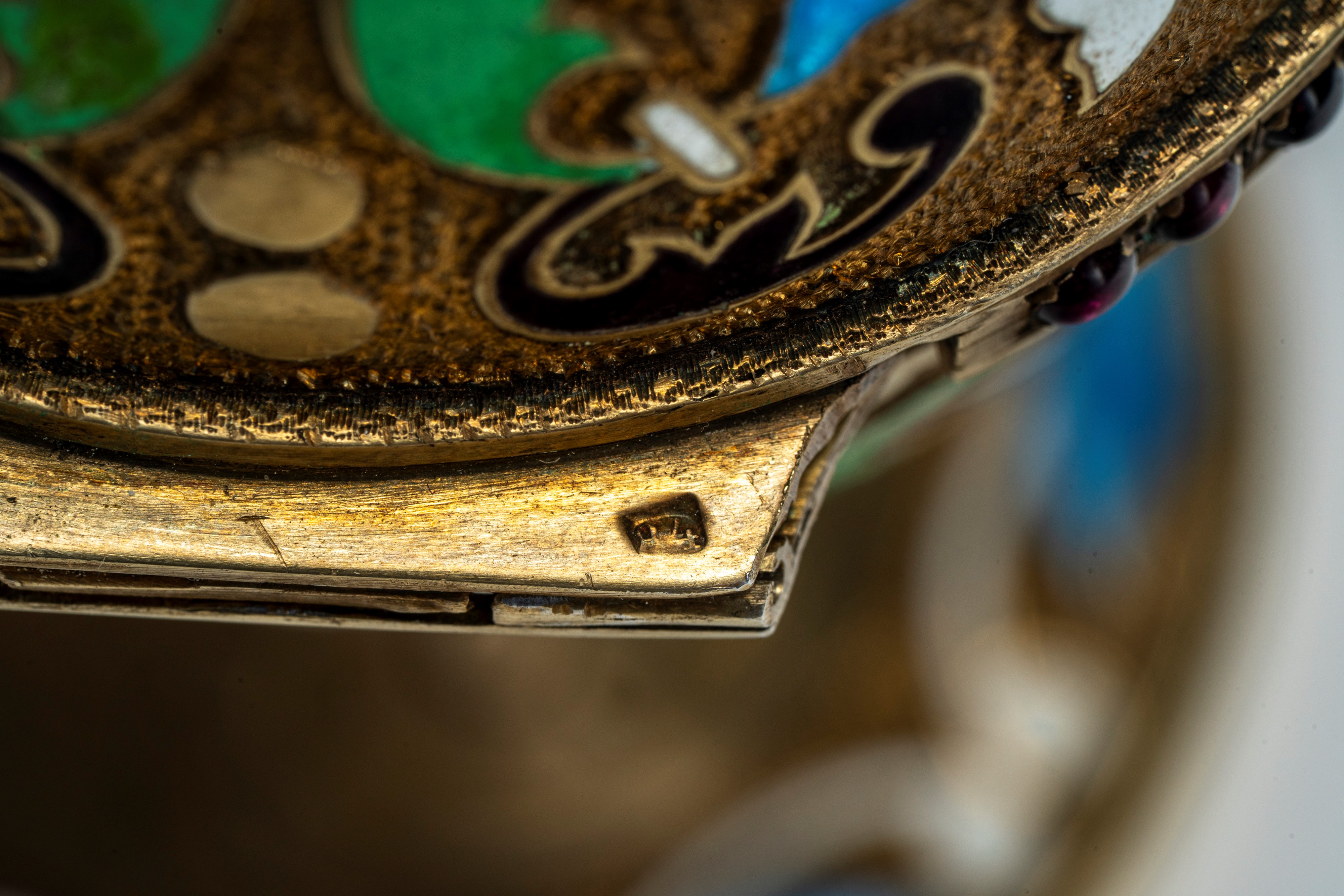 Uovo sormontato da corona in argento dorato, cesellato con smalti policromi cloisonné e guilloché...