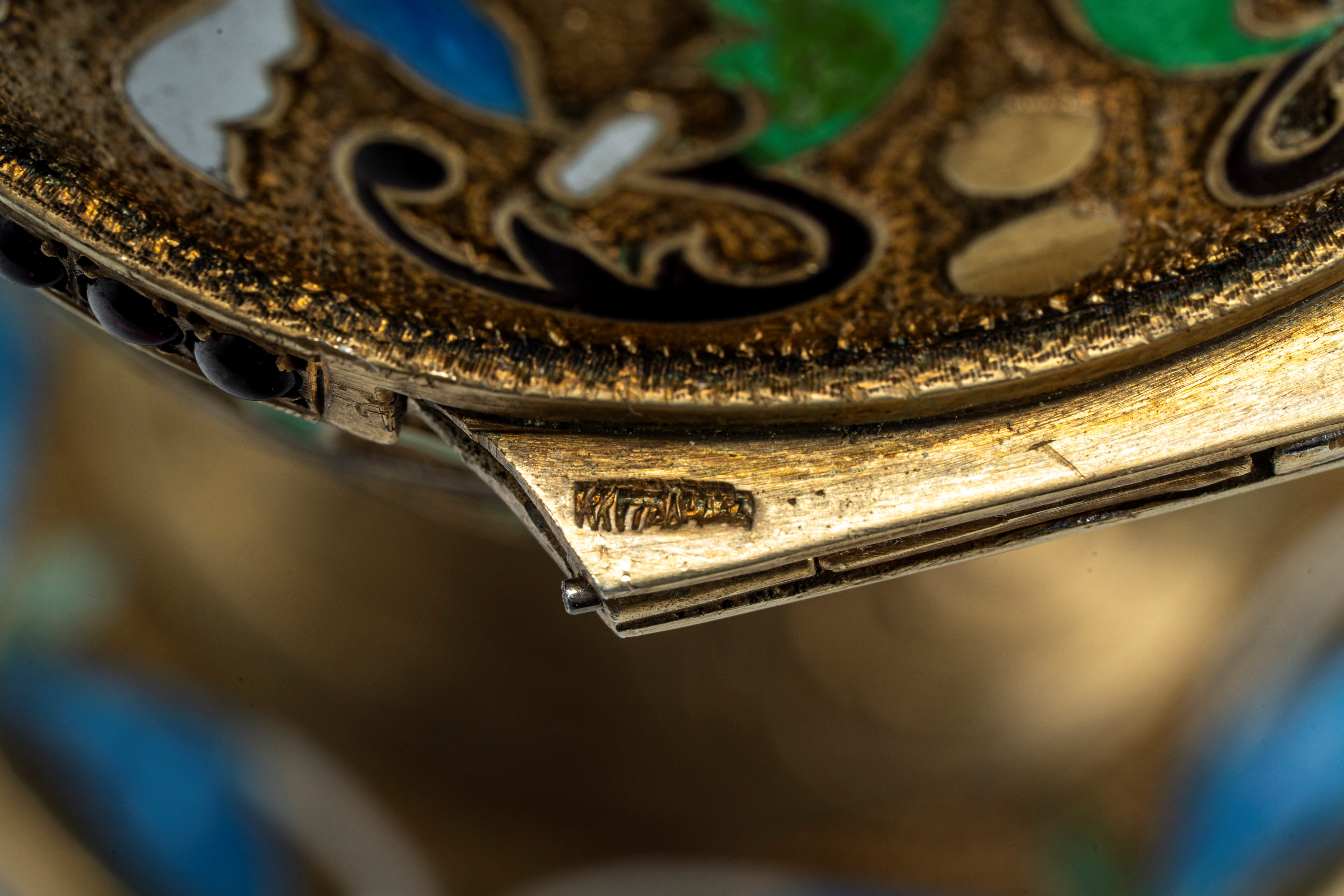 Uovo sormontato da corona in argento dorato, cesellato con smalti policromi cloisonné e guilloché...