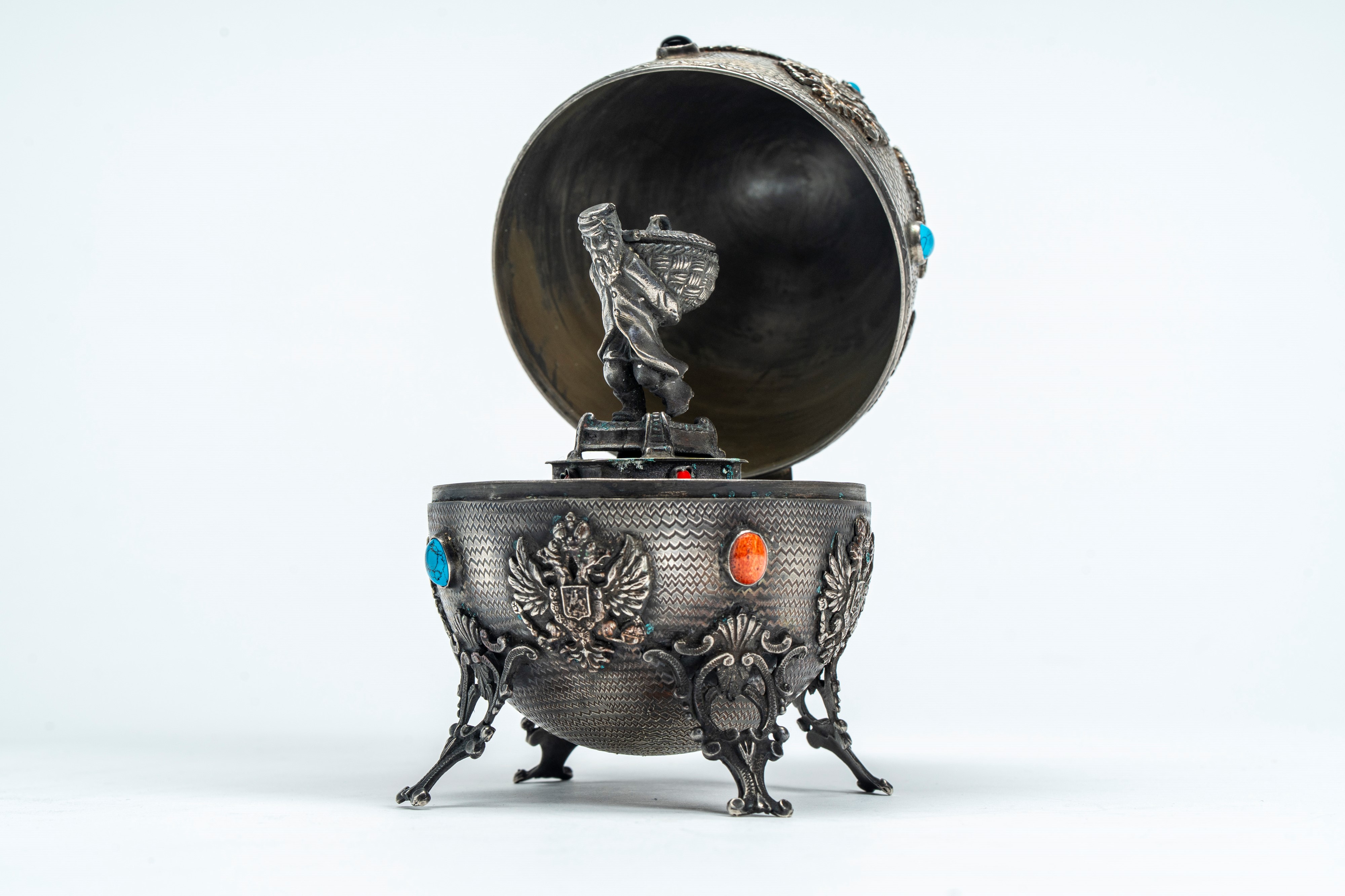 Uovo in argento cesellato con fregi ad aquila bicefala imperiale, smalti policromi e cabochon, po...