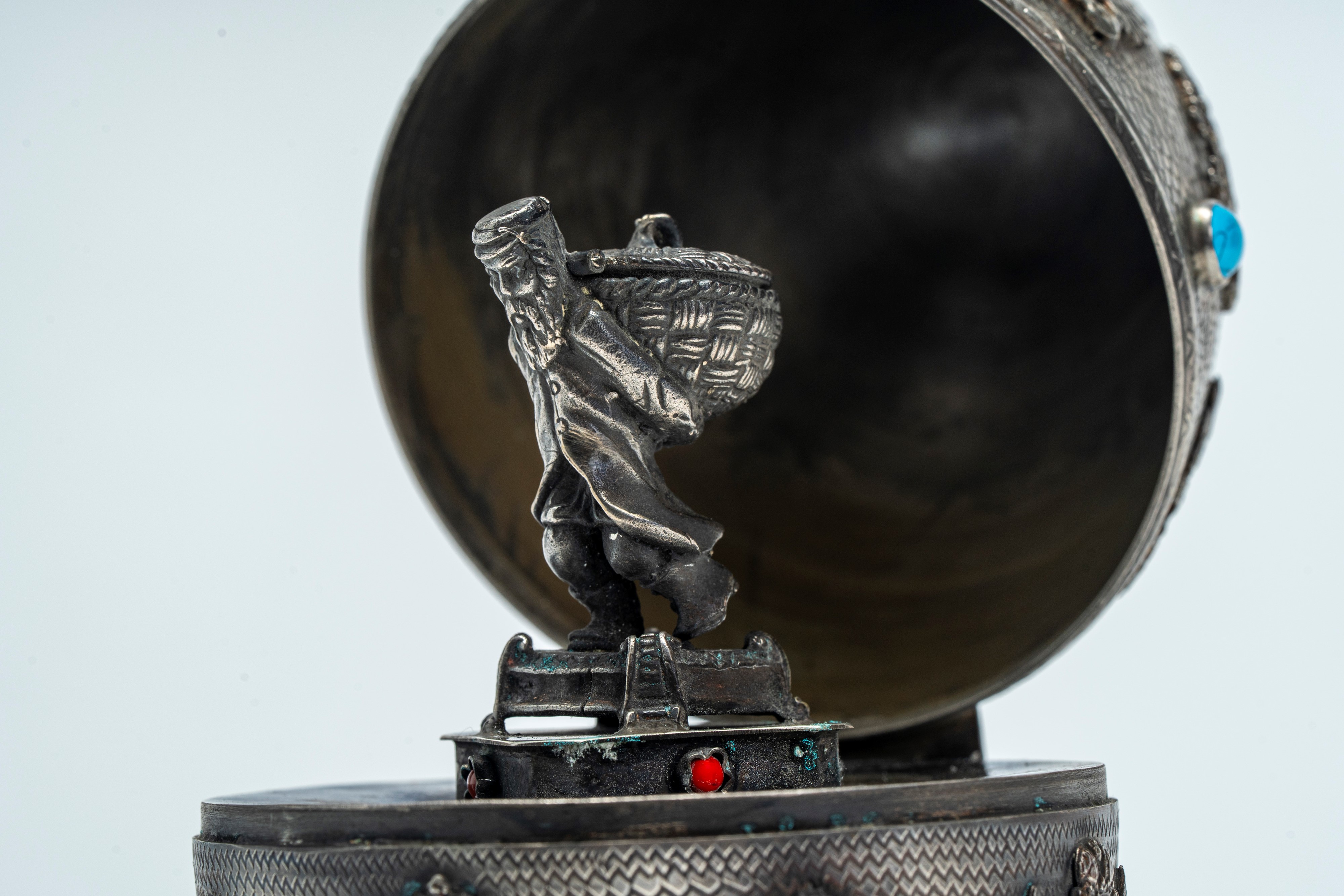 Uovo in argento cesellato con fregi ad aquila bicefala imperiale, smalti policromi e cabochon, po...