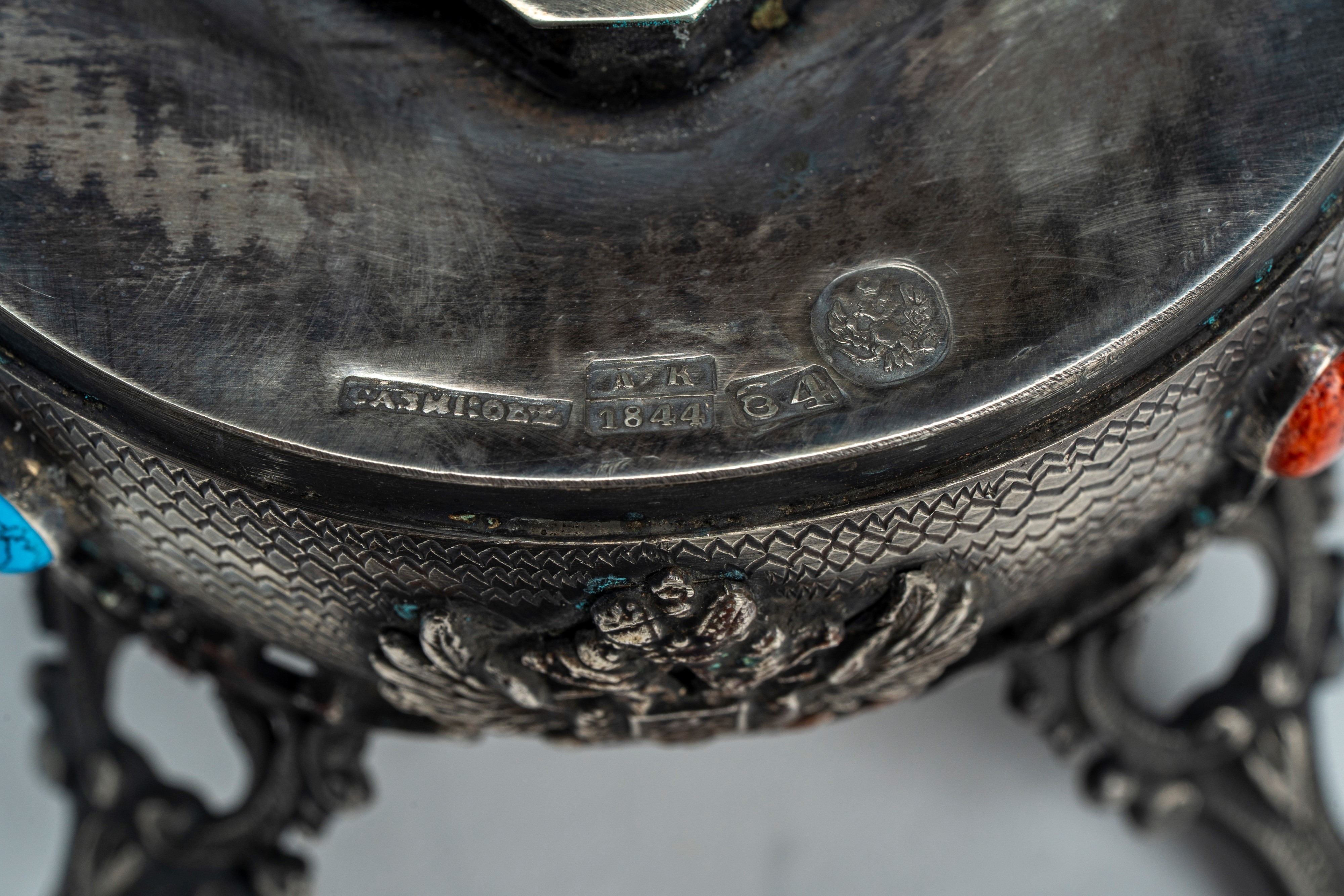 Uovo in argento cesellato con fregi ad aquila bicefala imperiale, smalti policromi e cabochon, po...