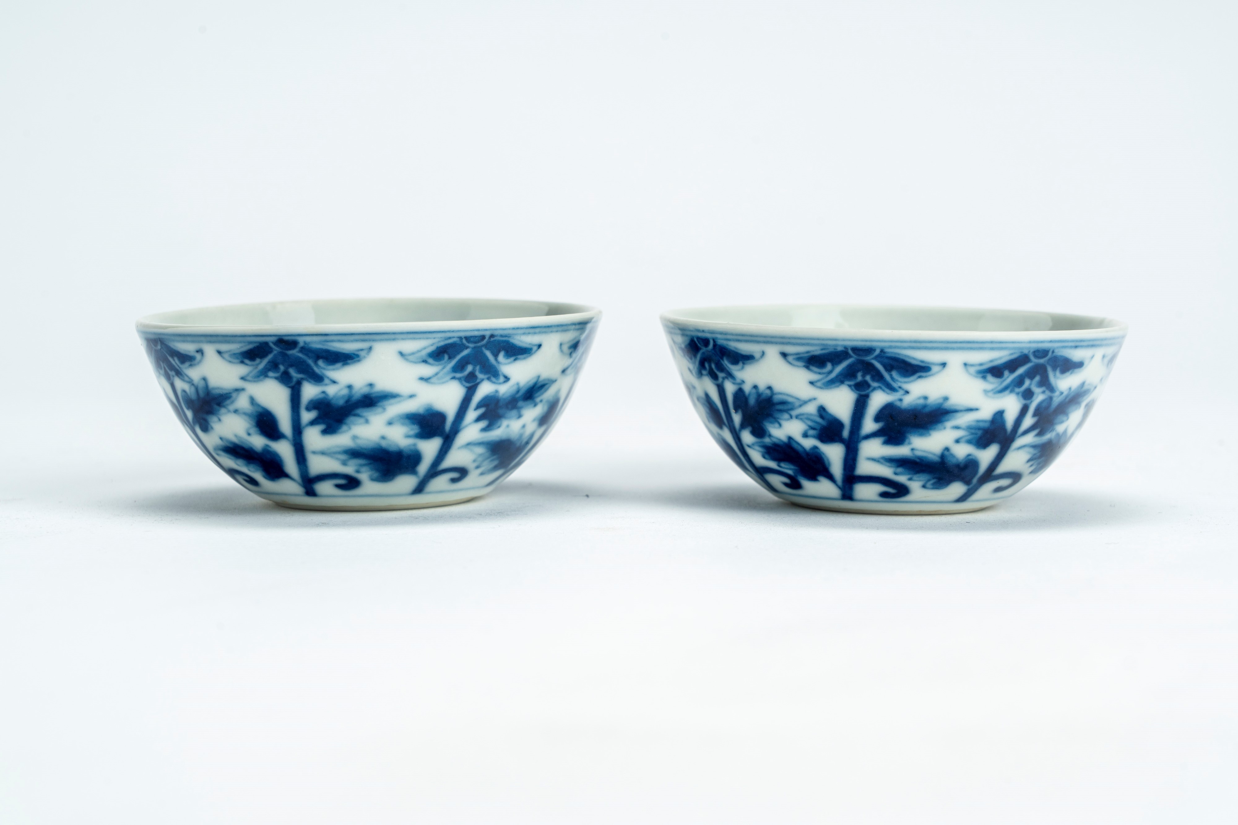 Coppia di tazzine in porcellana bianca e blu, recanti marchio WanShou. Cina, inizi secolo XX