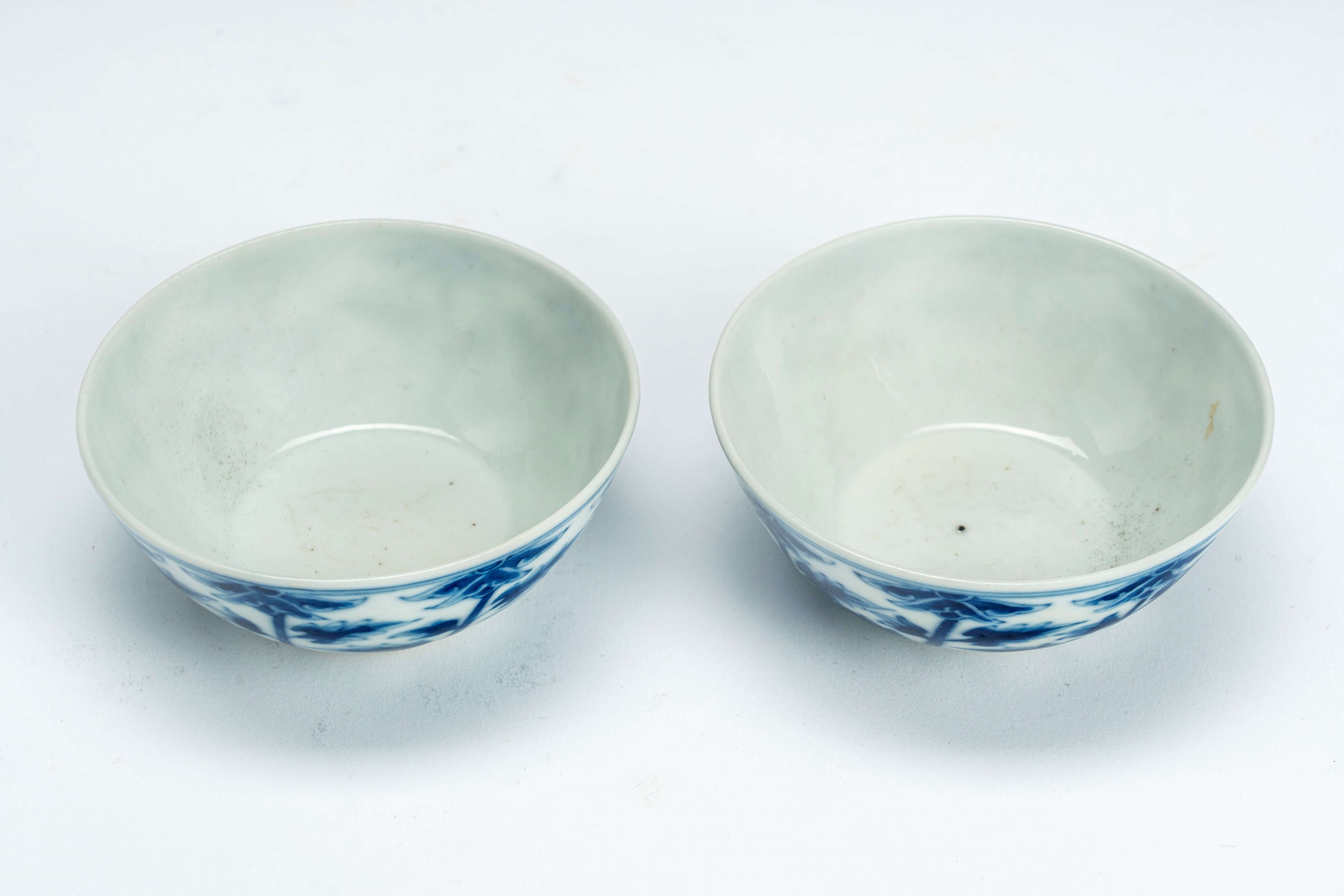 Coppia di tazzine in porcellana bianca e blu, recanti marchio WanShou. Cina, inizi secolo XX