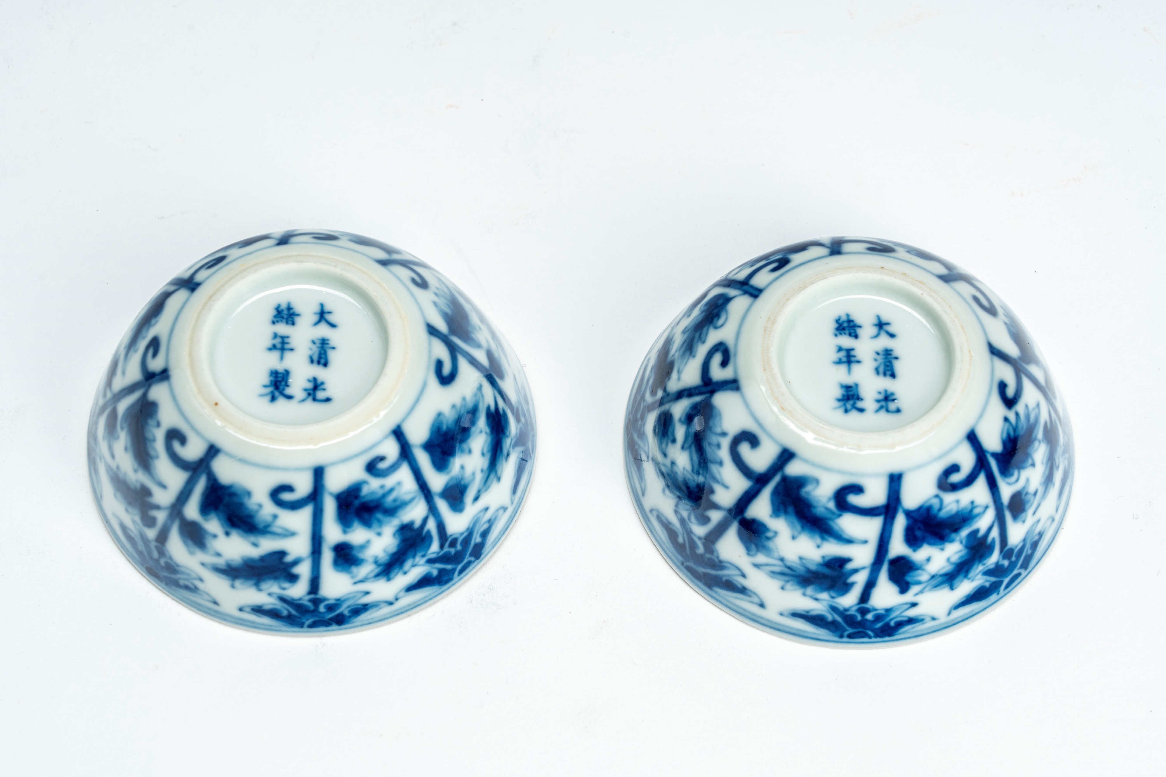 Coppia di tazzine in porcellana bianca e blu, recanti marchio WanShou. Cina, inizi secolo XX