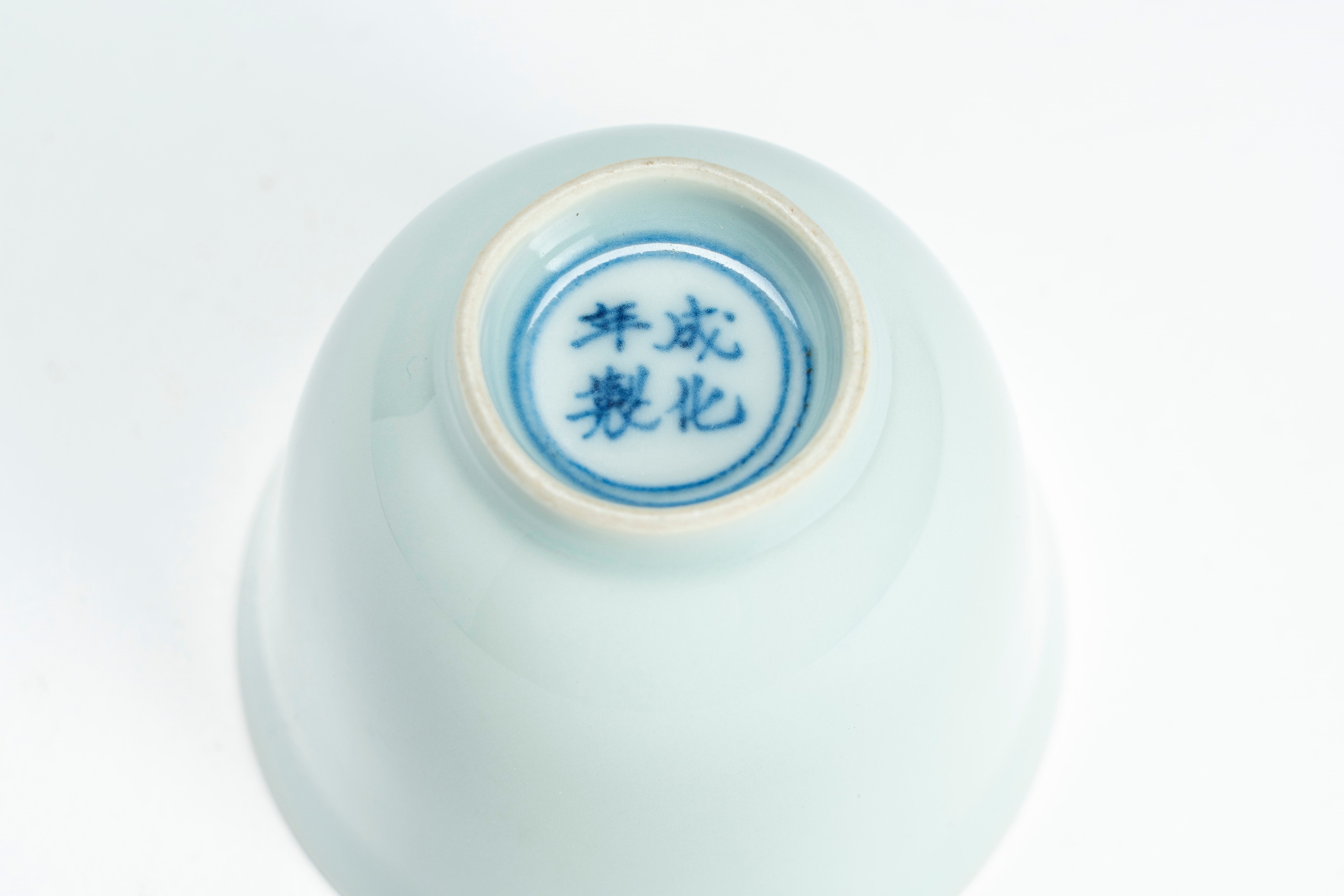 Coppia di tazzine in porcellana bianca, recanti marchio apocrifo Chenghua. Cina, periodo della Re...