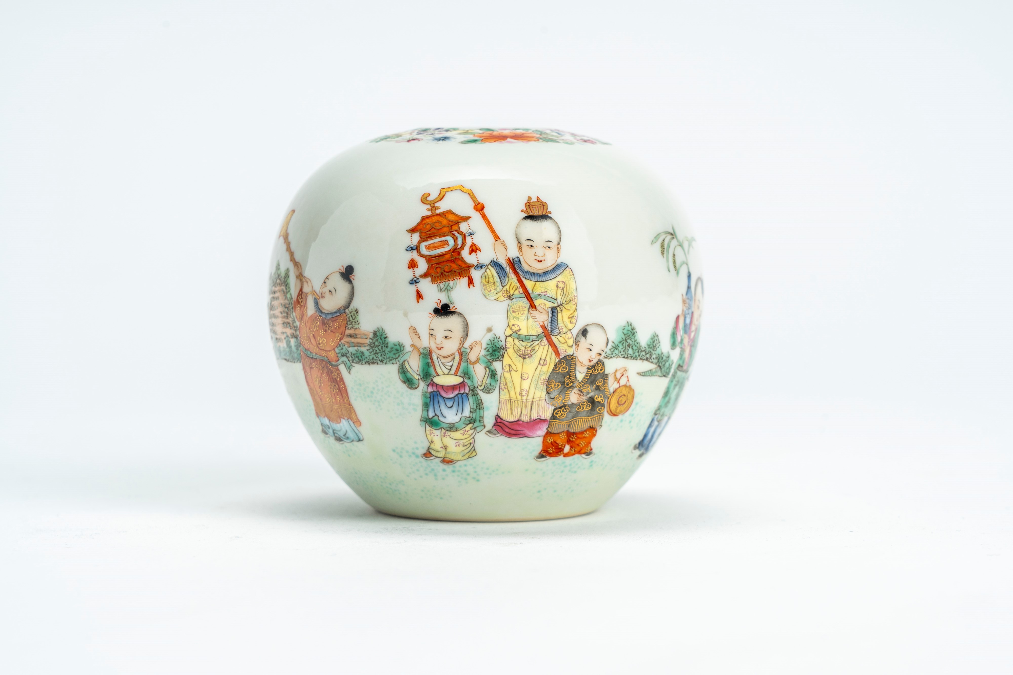 Sciacquapennelli in porcellana bianca, decorato in policromia con figure di bambini in paesaggio,...