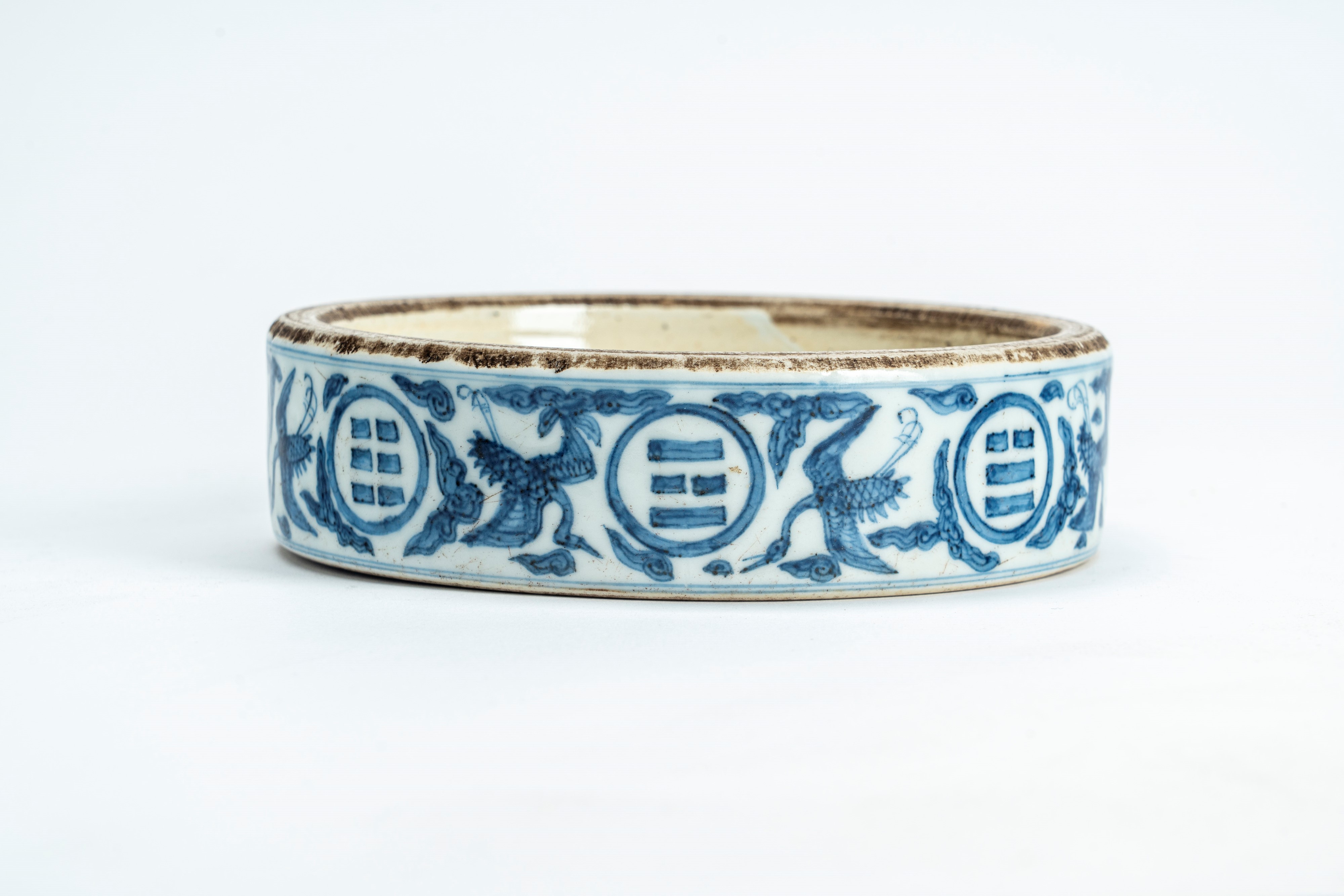 Sciacquapennelli in porcellana bianca e blu. Cina, inizi secolo XX