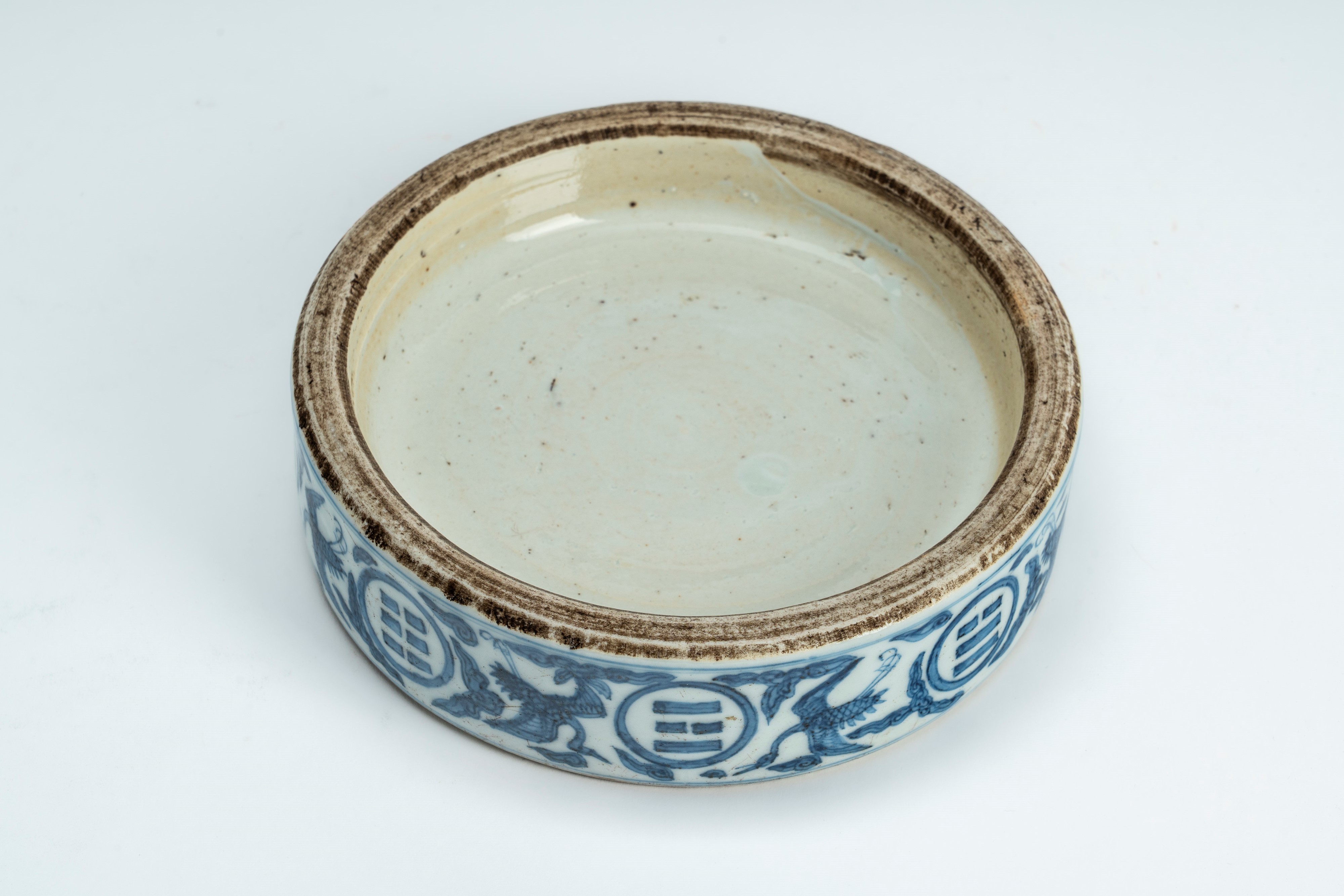 Sciacquapennelli in porcellana bianca e blu. Cina, inizi secolo XX