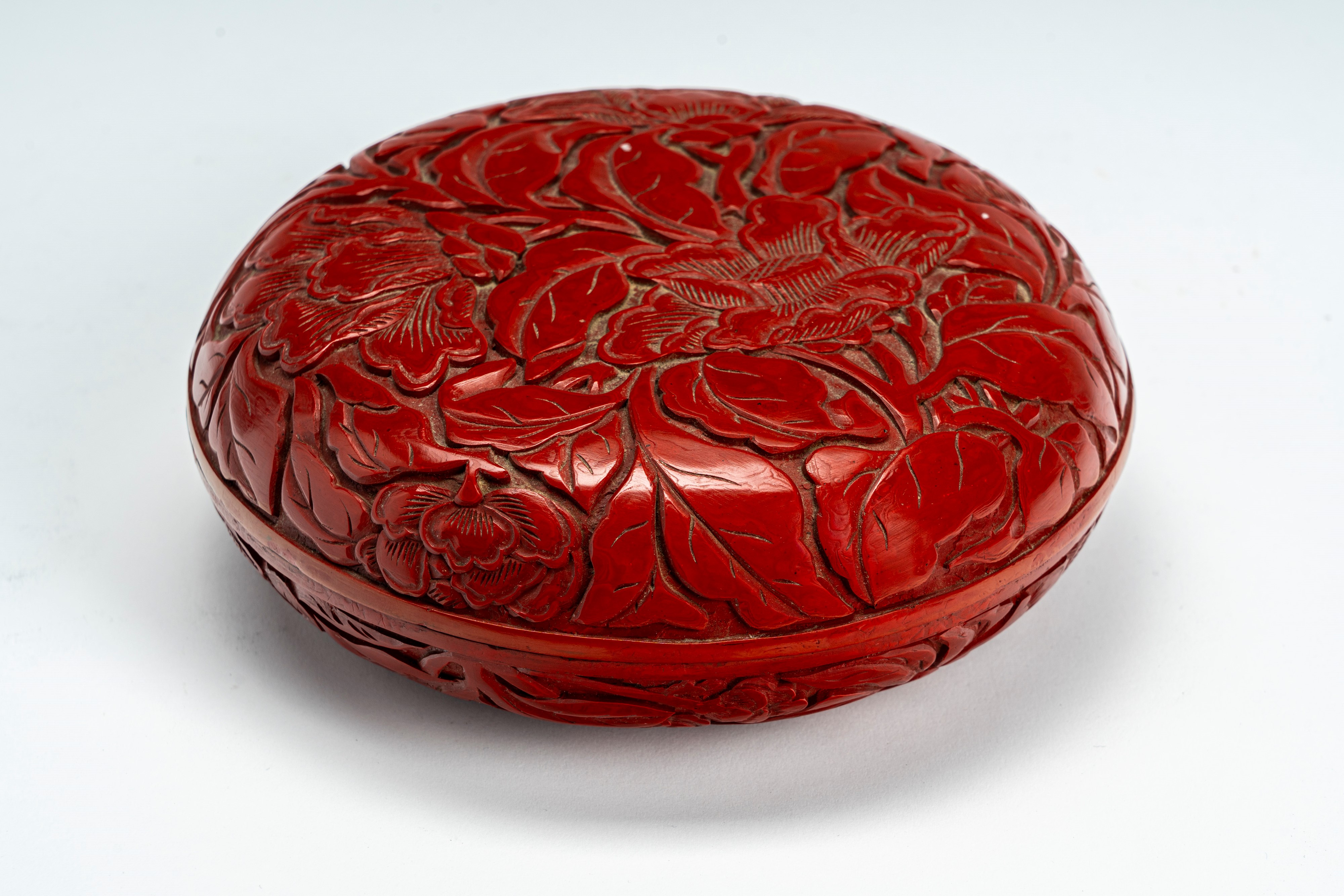 Scatola rotonda in lacca rossa cinabro. Cina, inizi secolo XX