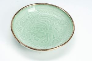 Piattino celadon decorato con drago a cinque artigli e fenice, recante marchio apocrifo Yongzheng, con montatura in argento. Cina, secolo XX