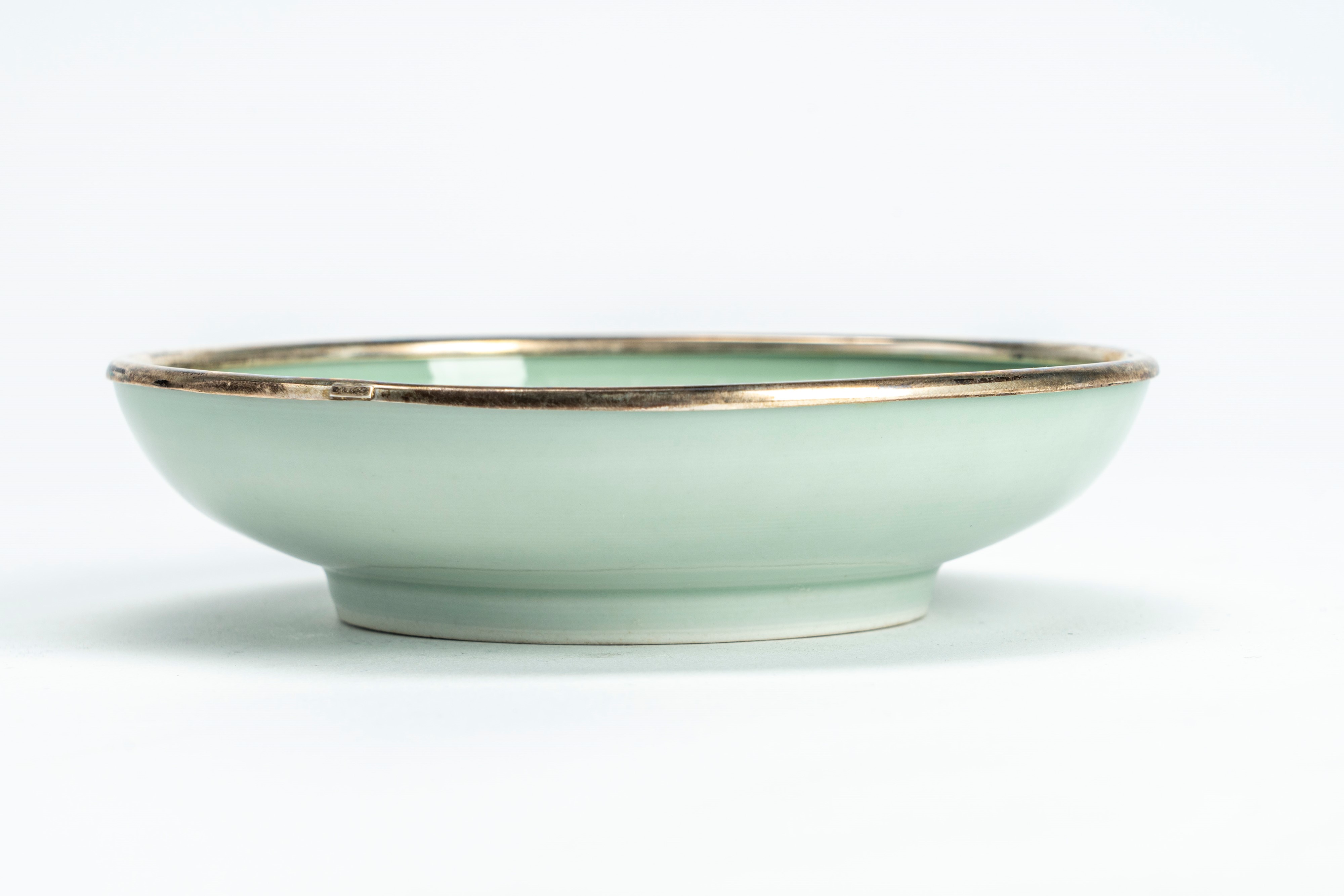 Piattino celadon decorato con drago a cinque artigli e fenice, montatura in argento, Cina, secolo...