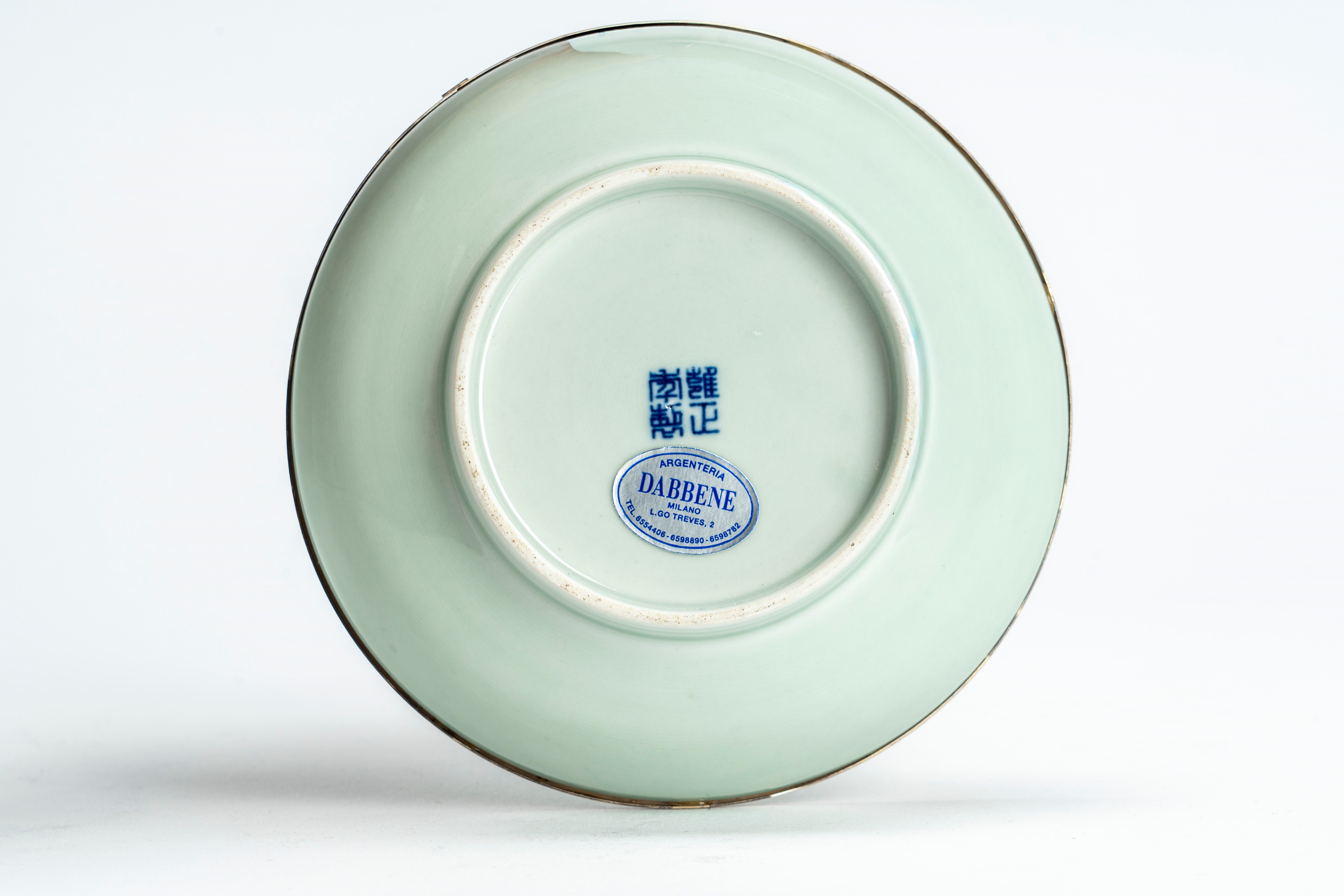 Piattino celadon decorato con drago a cinque artigli e fenice, montatura in argento, Cina, secolo...