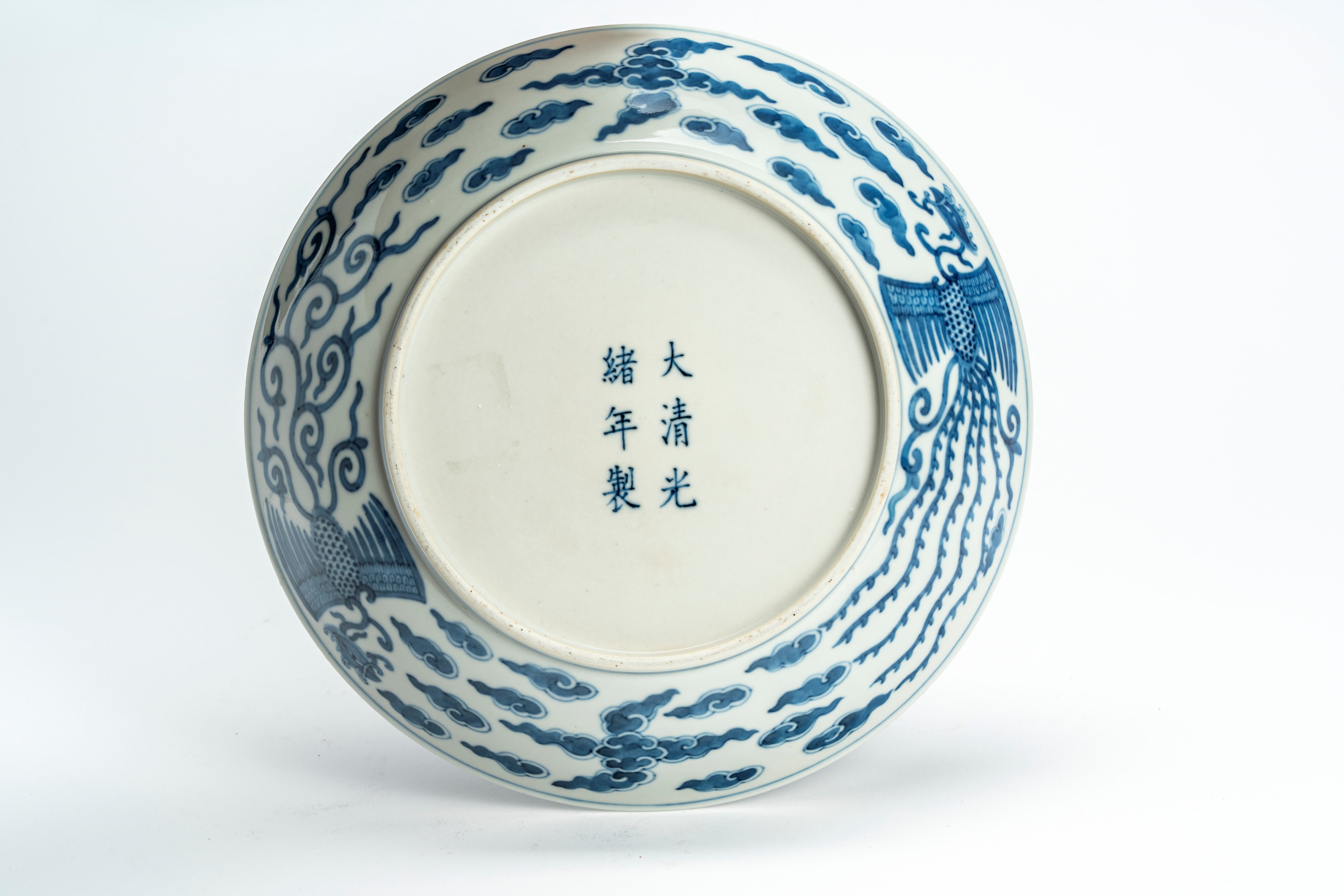 Piatto in porcellana bianca e blu, marchio apocrifo Guangxu, Cina, inizio XX secolo
