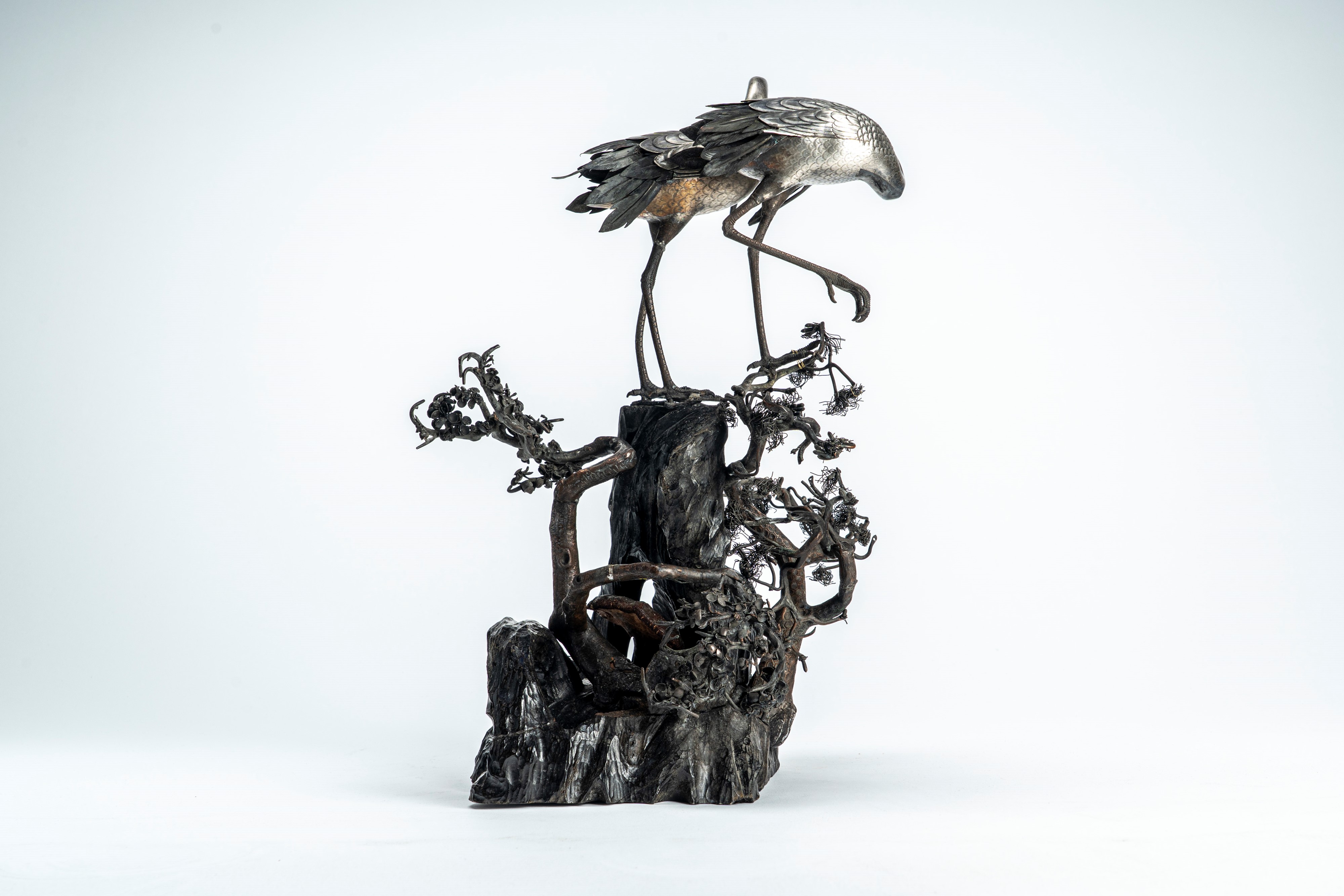 Grande okimono in legno e metallo parzialmente argentato, raffigurante una coppia di gru su tronc...