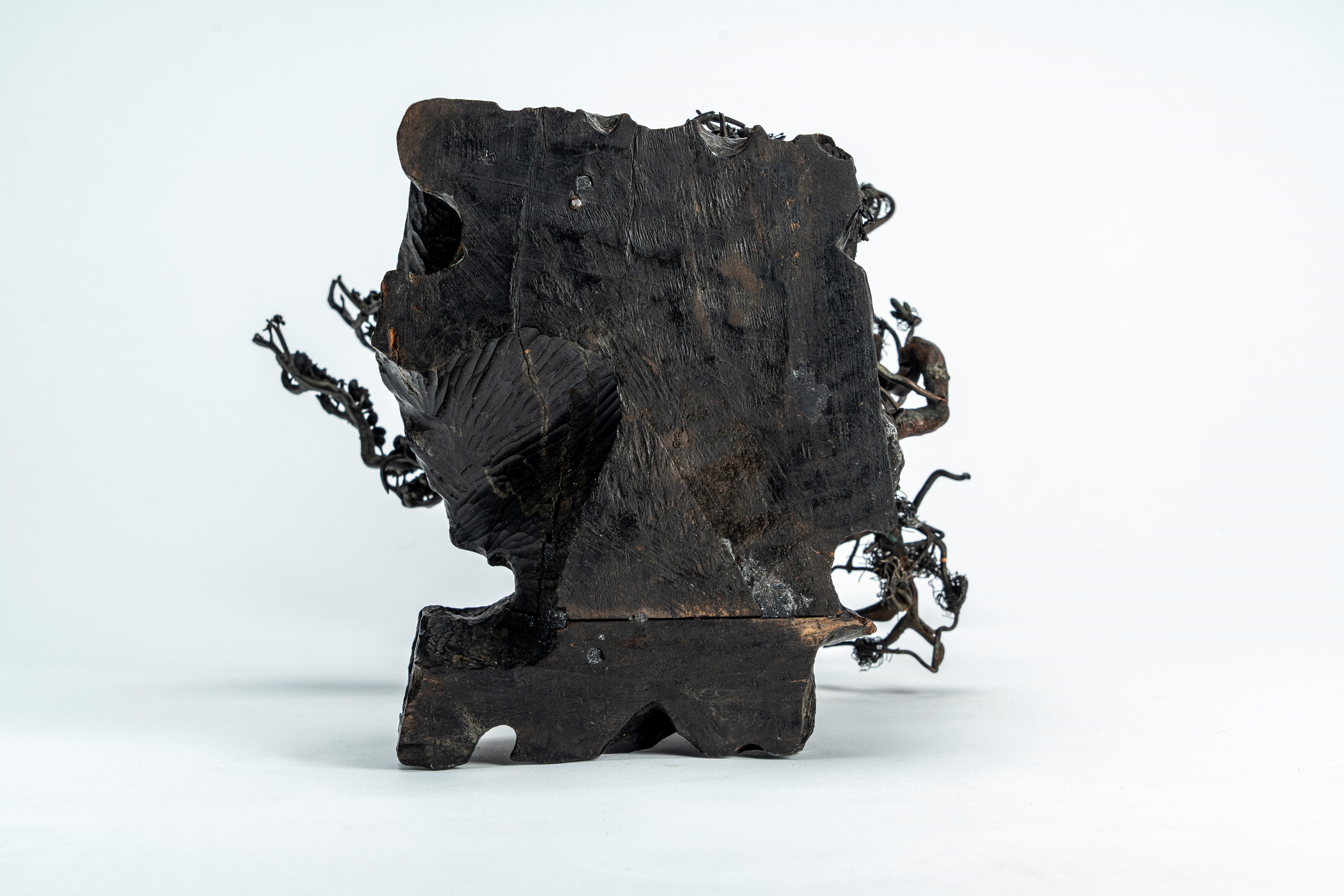 Grande okimono in legno e metallo parzialmente argentato, raffigurante una coppia di gru su tronc...